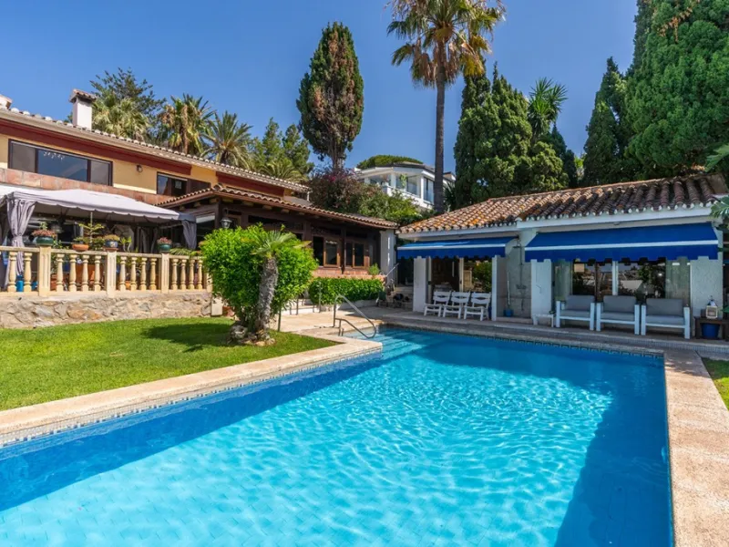 Nestled in the prestigious Marbesa area of Marbella, this stunning villa offers the relaxing beachside lifestyle in a prime location just a few steps from the sea.