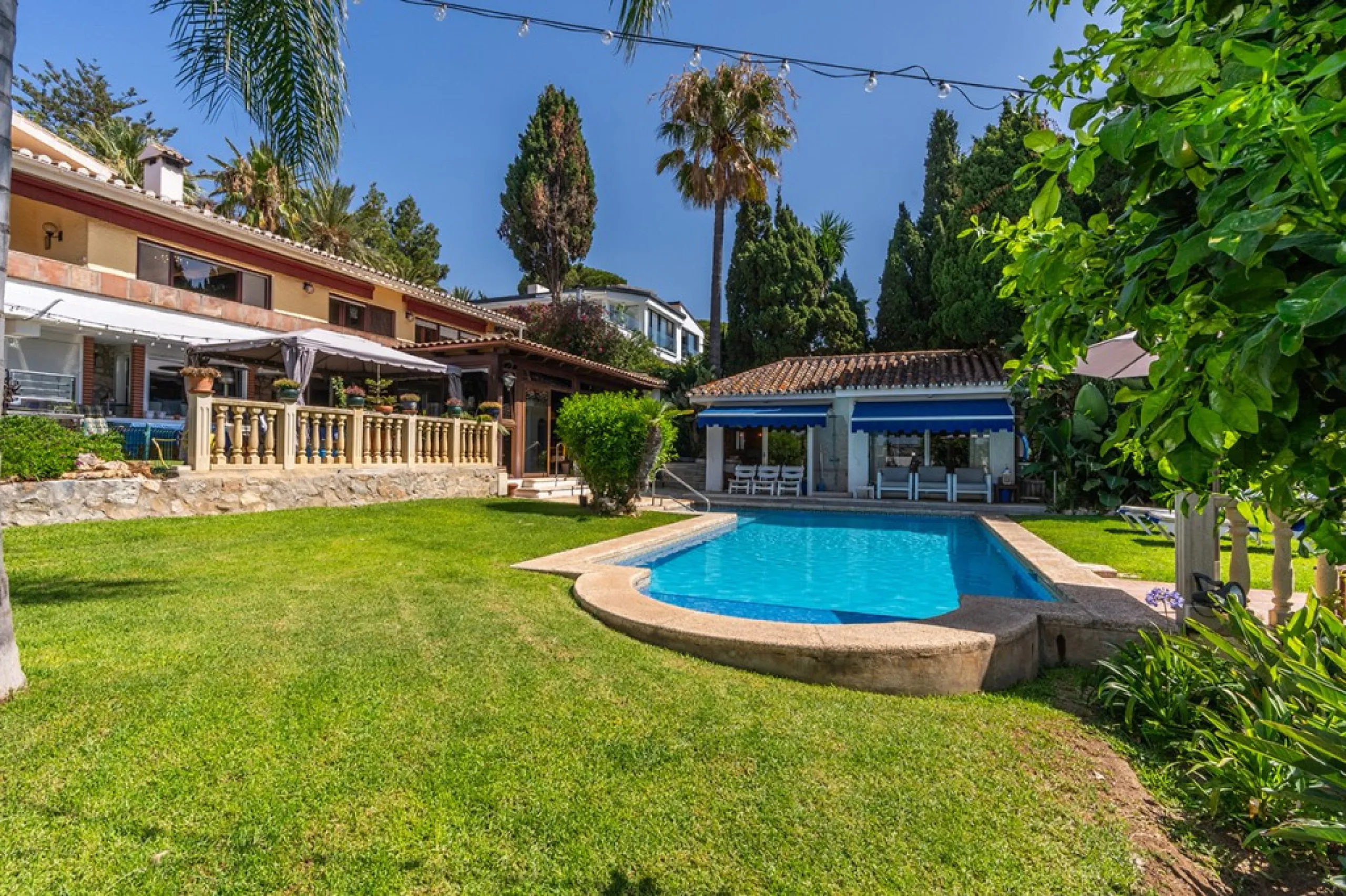Nestled in the prestigious Marbesa area of Marbella, this stunning villa offers the relaxing beachside lifestyle in a prime location just a few steps from the sea.