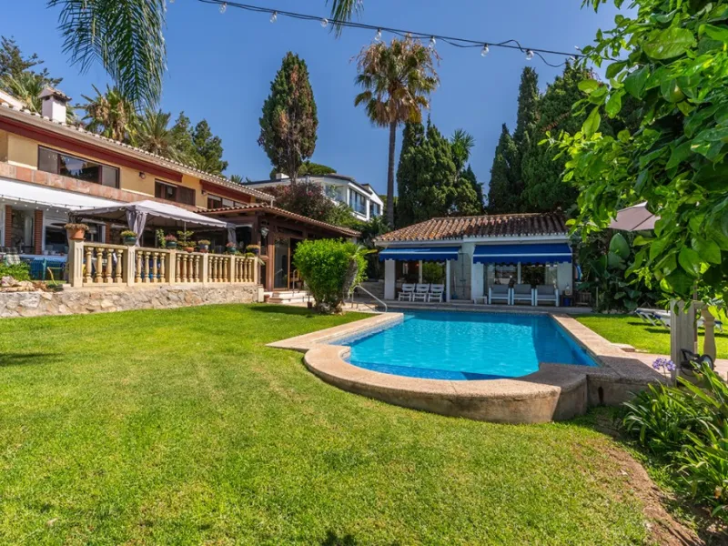 Nestled in the prestigious Marbesa area of Marbella, this stunning villa offers the relaxing beachside lifestyle in a prime location just a few steps from the sea.