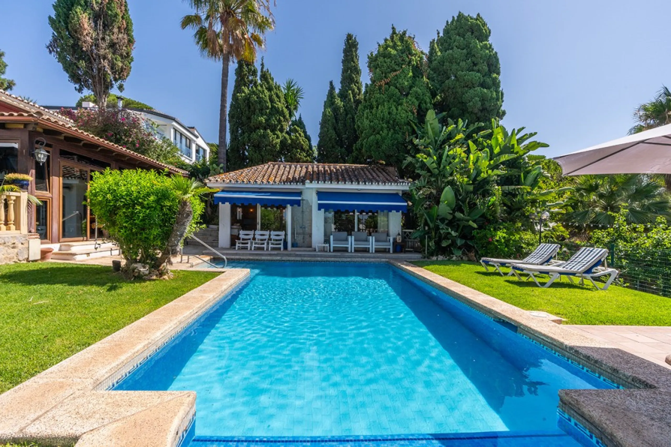 Nestled in the prestigious Marbesa area of Marbella, this stunning villa offers the relaxing beachside lifestyle in a prime location just a few steps from the sea.