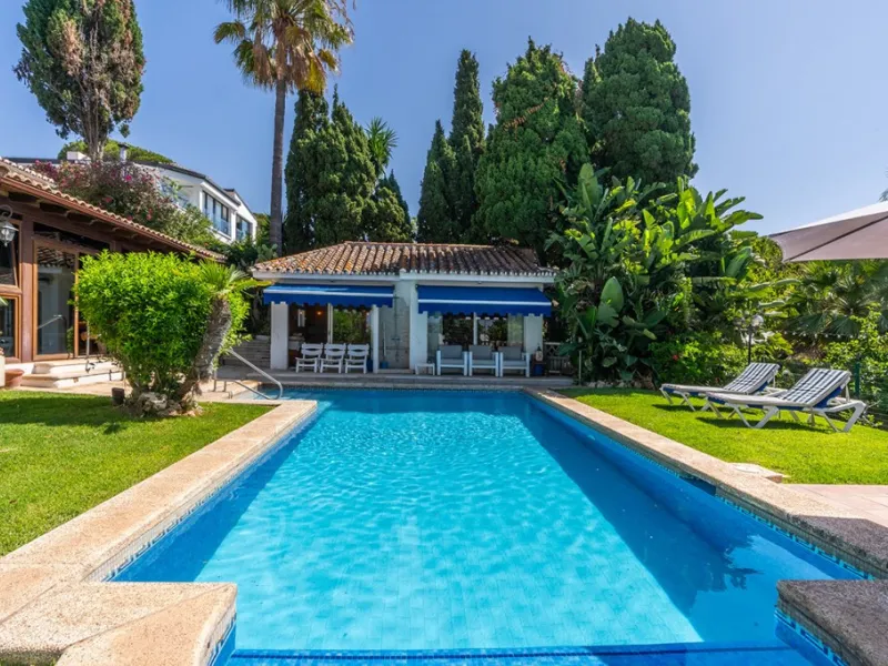 Nestled in the prestigious Marbesa area of Marbella, this stunning villa offers the relaxing beachside lifestyle in a prime location just a few steps from the sea.
