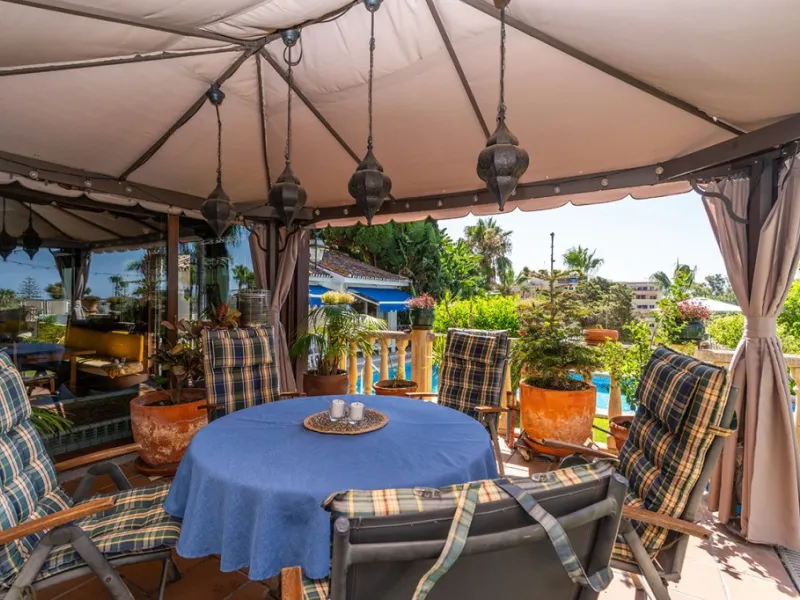 Nestled in the prestigious Marbesa area of Marbella, this stunning villa offers the relaxing beachside lifestyle in a prime location just a few steps from the sea.