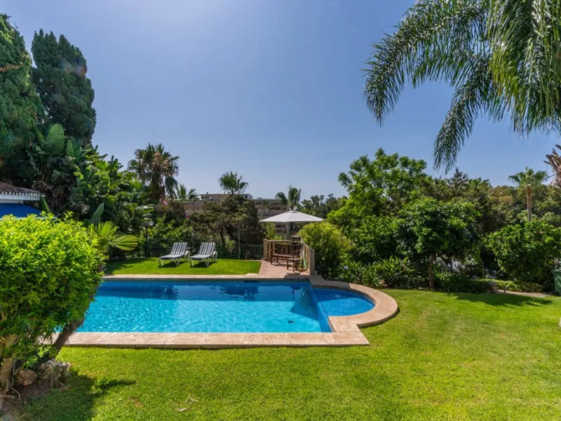 Nestled in the prestigious Marbesa area of Marbella, this stunning villa offers the relaxing beachside lifestyle in a prime location just a few steps from the sea.