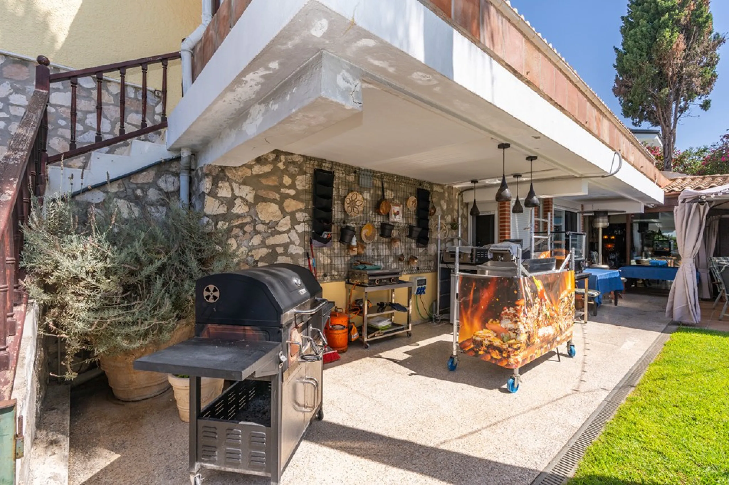 Nestled in the prestigious Marbesa area of Marbella, this stunning villa offers the relaxing beachside lifestyle in a prime location just a few steps from the sea.