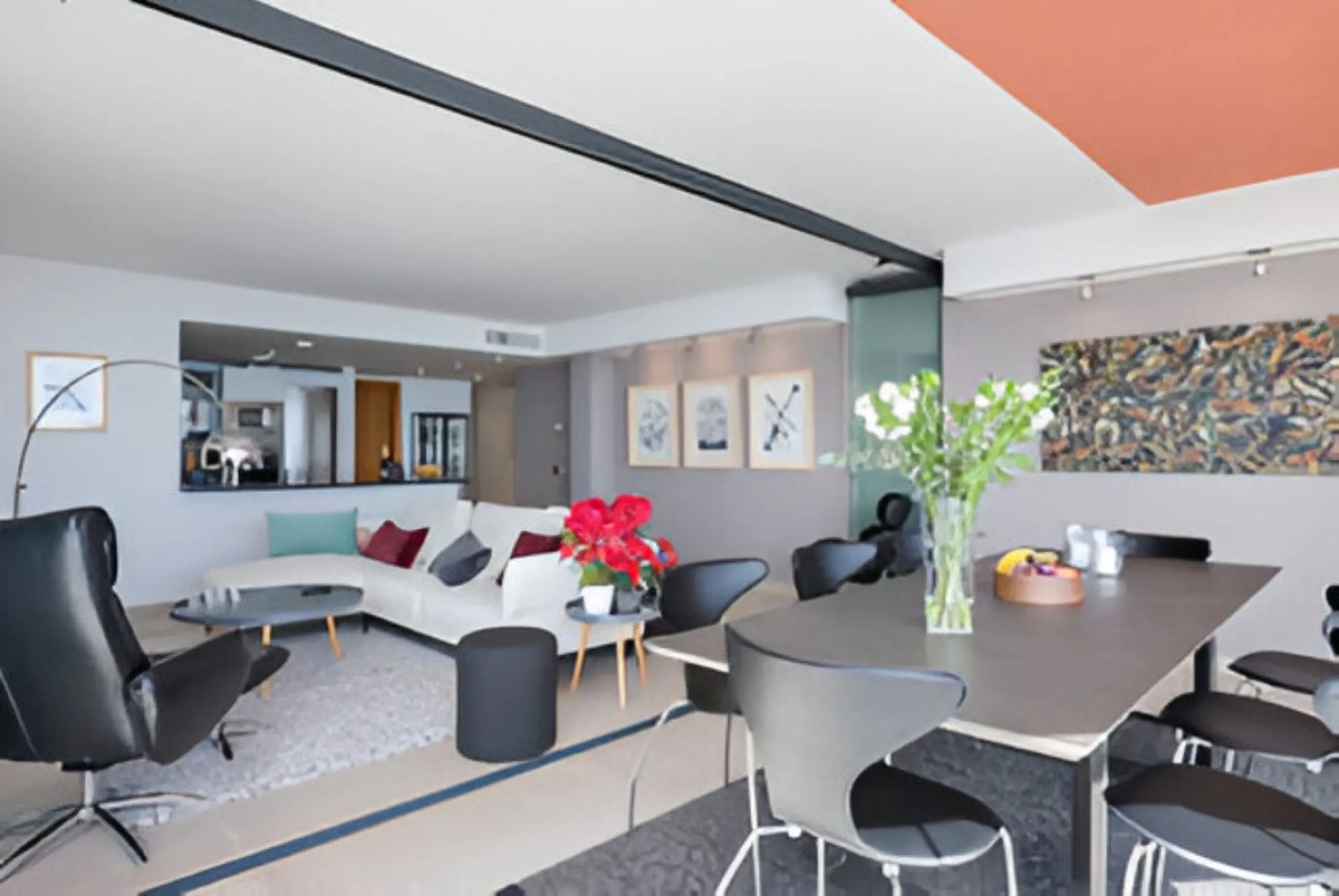 Designer penthouse with panoramic views