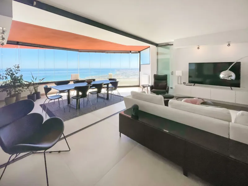 Designer penthouse with panoramic views