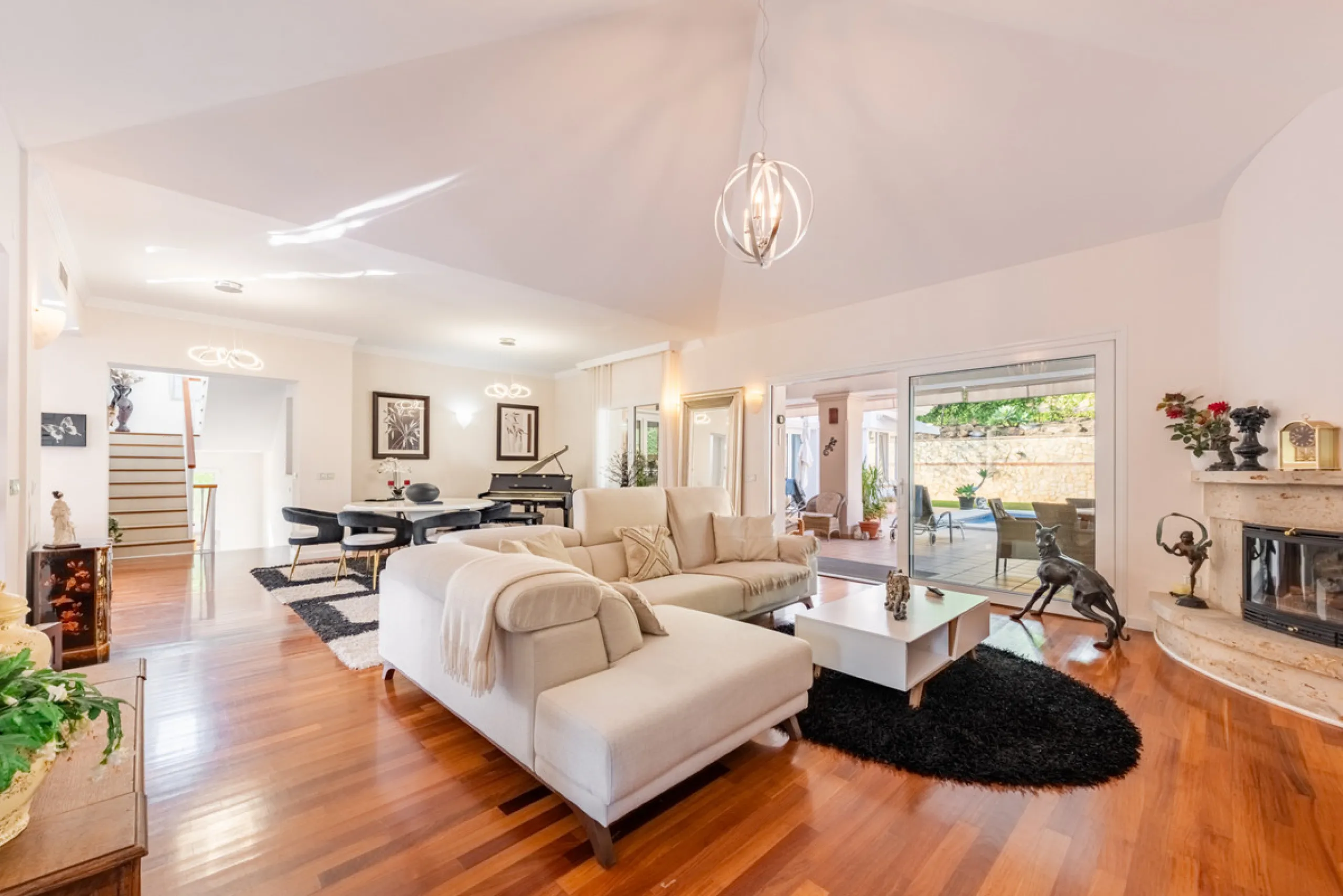 Nestled in the exclusive and sought-after neighbourhood of Sierrezuela, just minutes from the heart of Fuengirola and its golden beaches, this beautifully appointed 6-bedroom, 5-bathroom villa is the epitome of refined Mediterranean living.
