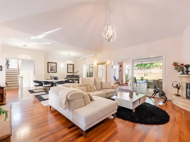 Nestled in the exclusive and sought-after neighbourhood of Sierrezuela, just minutes from the heart of Fuengirola and its golden beaches, this beautifully appointed 6-bedroom, 5-bathroom villa is the epitome of refined Mediterranean living.