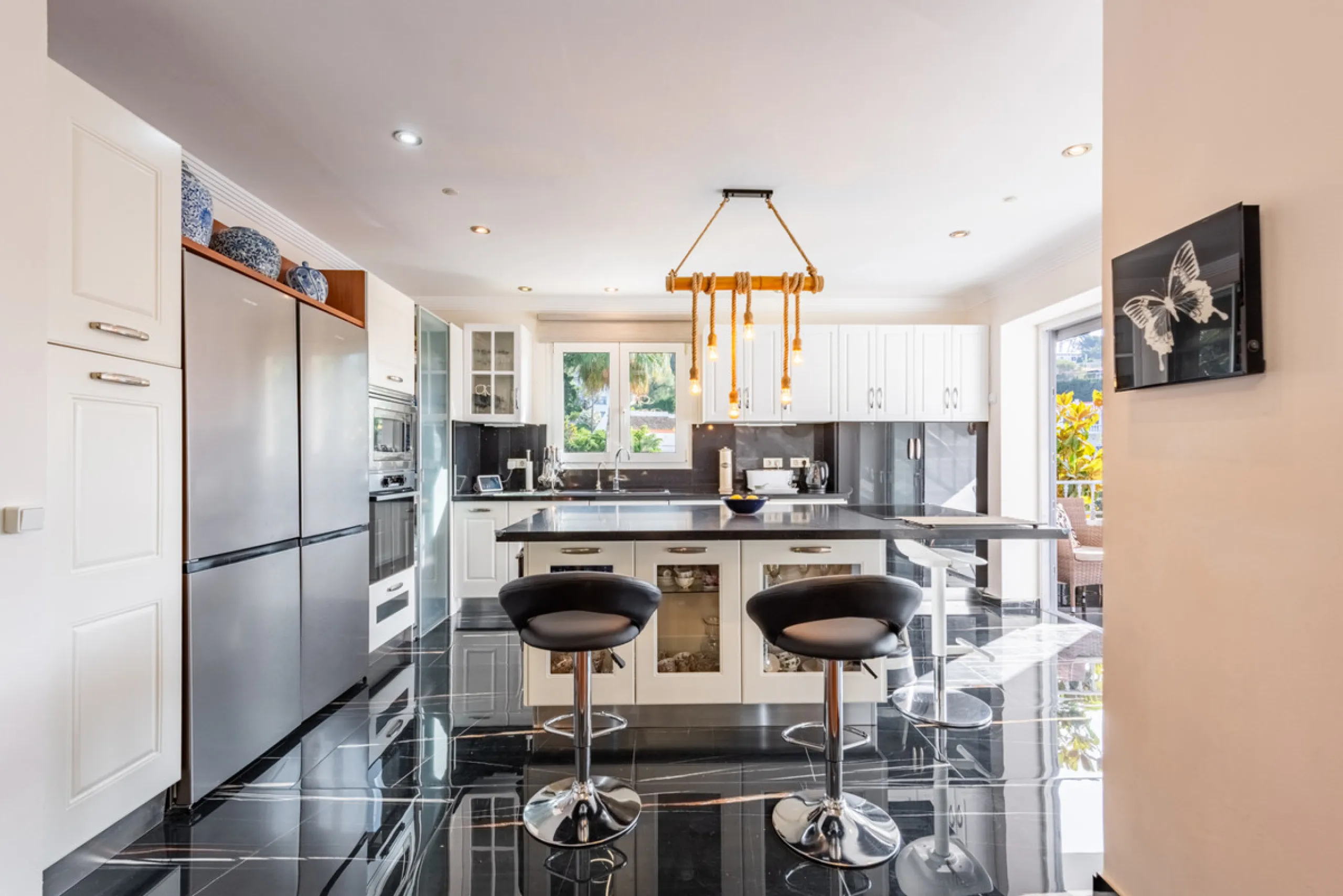 Nestled in the exclusive and sought-after neighbourhood of Sierrezuela, just minutes from the heart of Fuengirola and its golden beaches, this beautifully appointed 6-bedroom, 5-bathroom villa is the epitome of refined Mediterranean living.