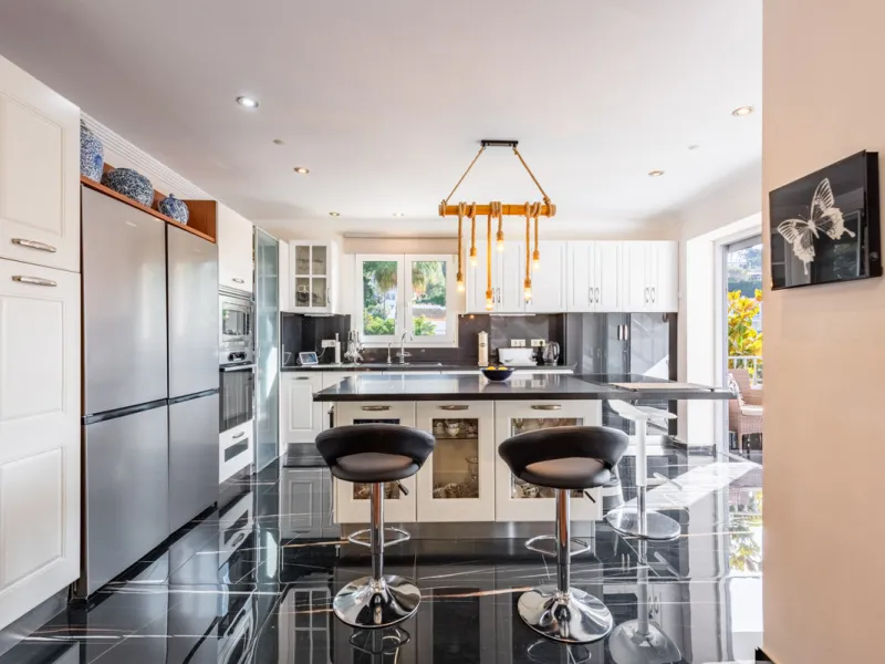 Nestled in the exclusive and sought-after neighbourhood of Sierrezuela, just minutes from the heart of Fuengirola and its golden beaches, this beautifully appointed 6-bedroom, 5-bathroom villa is the epitome of refined Mediterranean living.