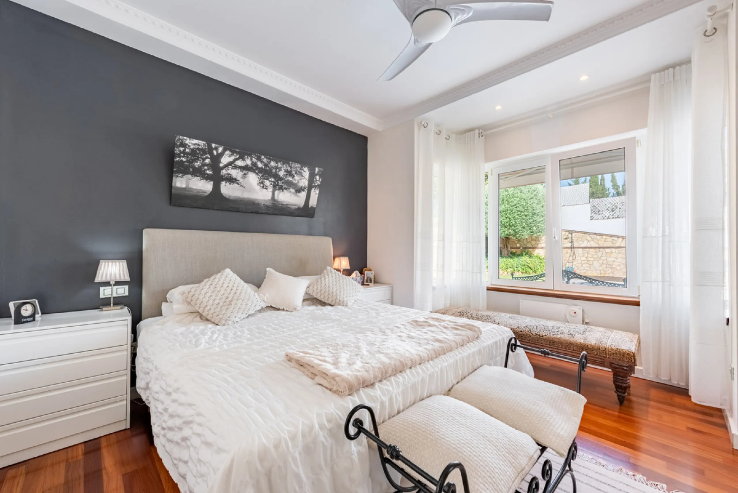 Nestled in the exclusive and sought-after neighbourhood of Sierrezuela, just minutes from the heart of Fuengirola and its golden beaches, this beautifully appointed 6-bedroom, 5-bathroom villa is the epitome of refined Mediterranean living.