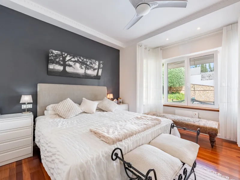 Nestled in the exclusive and sought-after neighbourhood of Sierrezuela, just minutes from the heart of Fuengirola and its golden beaches, this beautifully appointed 6-bedroom, 5-bathroom villa is the epitome of refined Mediterranean living.