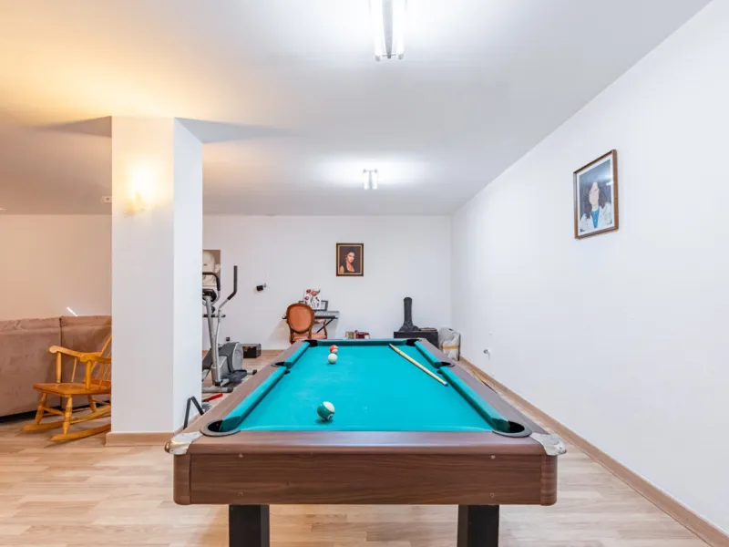 Nestled in the exclusive and sought-after neighbourhood of Sierrezuela, just minutes from the heart of Fuengirola and its golden beaches, this beautifully appointed 6-bedroom, 5-bathroom villa is the epitome of refined Mediterranean living.