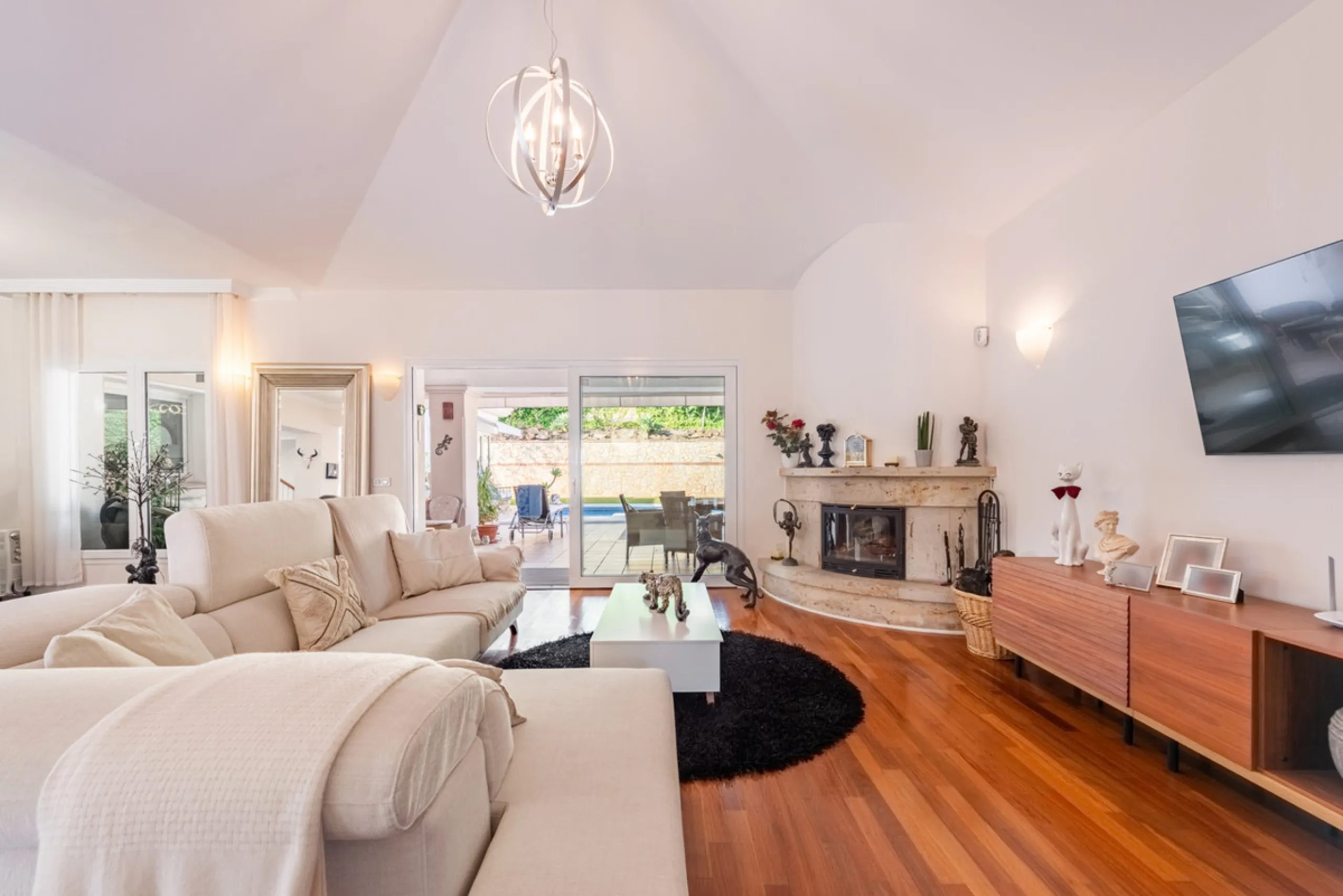 Nestled in the exclusive and sought-after neighbourhood of Sierrezuela, just minutes from the heart of Fuengirola and its golden beaches, this beautifully appointed 6-bedroom, 5-bathroom villa is the epitome of refined Mediterranean living.