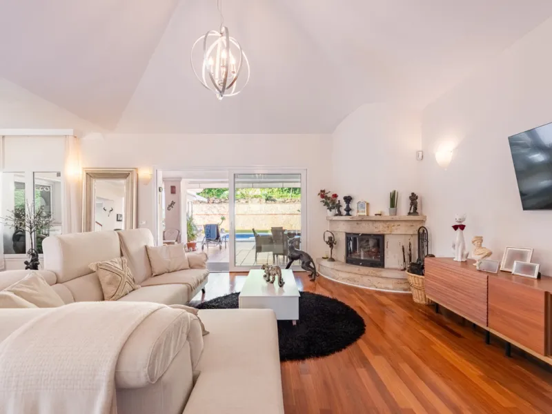 Nestled in the exclusive and sought-after neighbourhood of Sierrezuela, just minutes from the heart of Fuengirola and its golden beaches, this beautifully appointed 6-bedroom, 5-bathroom villa is the epitome of refined Mediterranean living.