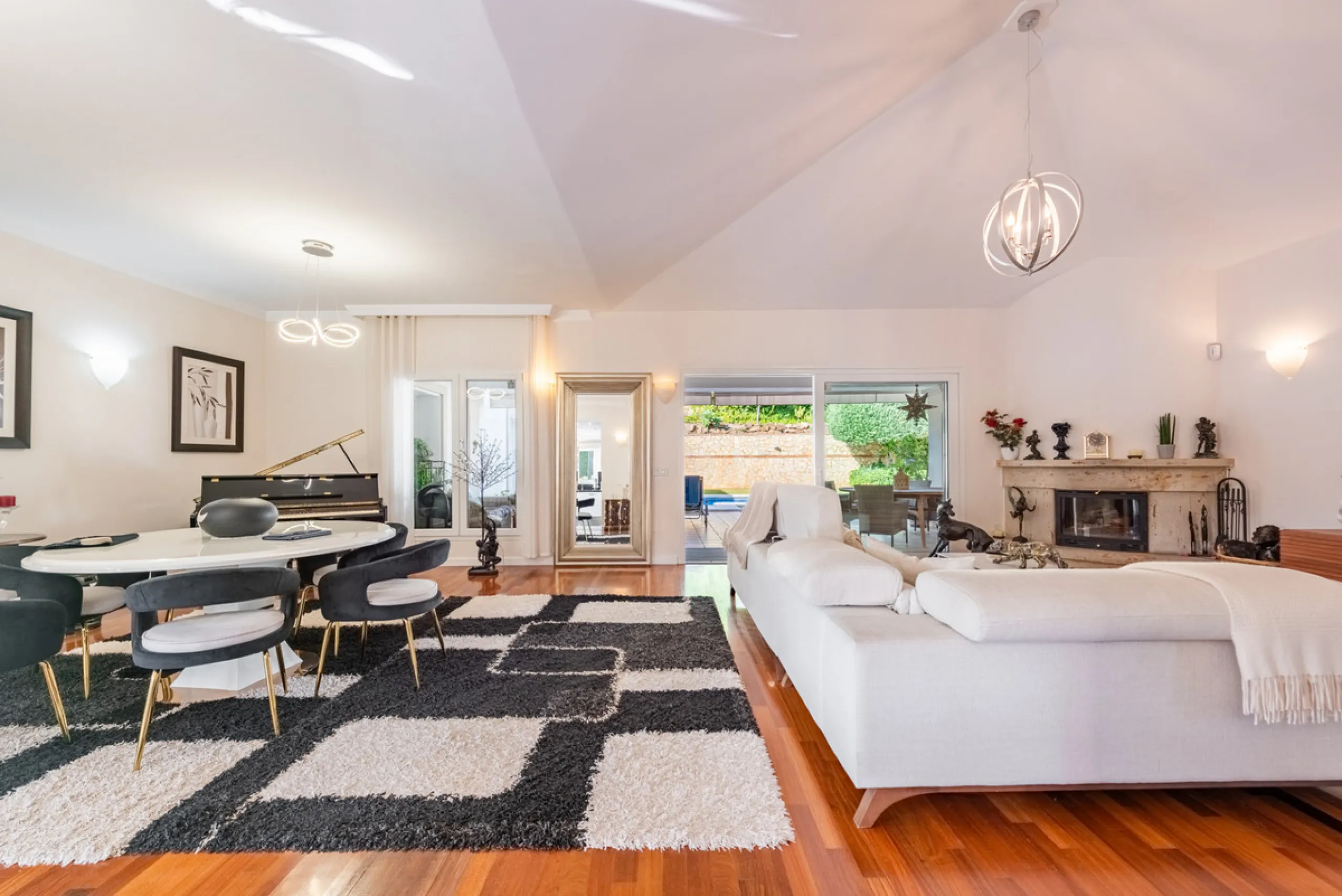 Nestled in the exclusive and sought-after neighbourhood of Sierrezuela, just minutes from the heart of Fuengirola and its golden beaches, this beautifully appointed 6-bedroom, 5-bathroom villa is the epitome of refined Mediterranean living.