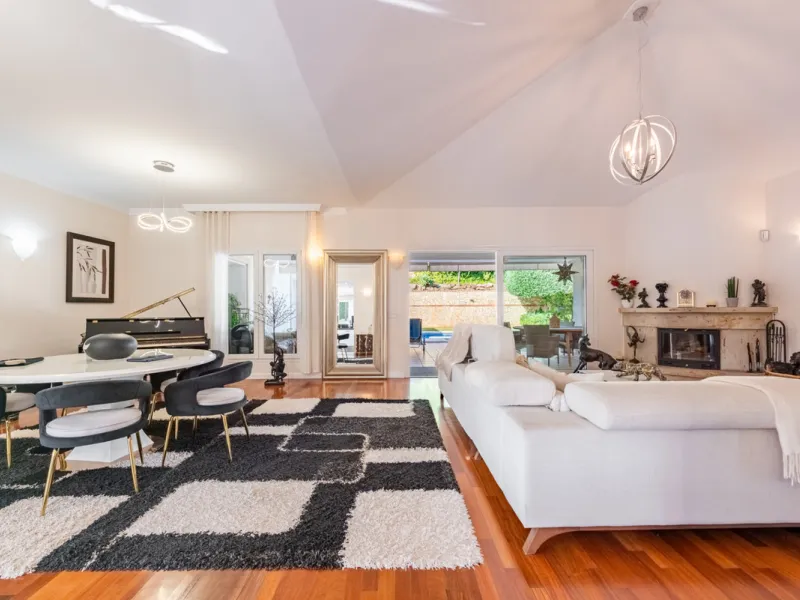 Nestled in the exclusive and sought-after neighbourhood of Sierrezuela, just minutes from the heart of Fuengirola and its golden beaches, this beautifully appointed 6-bedroom, 5-bathroom villa is the epitome of refined Mediterranean living.