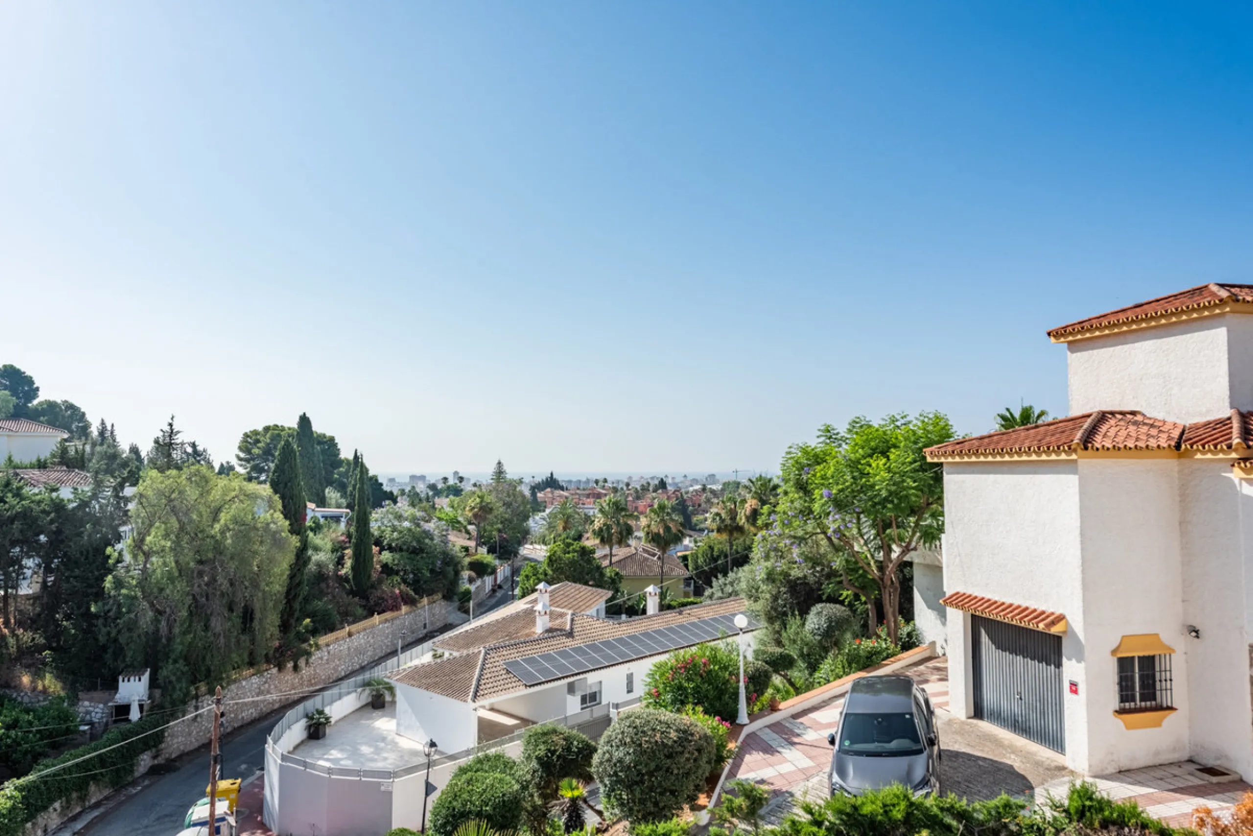 Nestled in the exclusive and sought-after neighbourhood of Sierrezuela, just minutes from the heart of Fuengirola and its golden beaches, this beautifully appointed 6-bedroom, 5-bathroom villa is the epitome of refined Mediterranean living.
