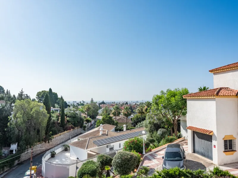 Nestled in the exclusive and sought-after neighbourhood of Sierrezuela, just minutes from the heart of Fuengirola and its golden beaches, this beautifully appointed 6-bedroom, 5-bathroom villa is the epitome of refined Mediterranean living.