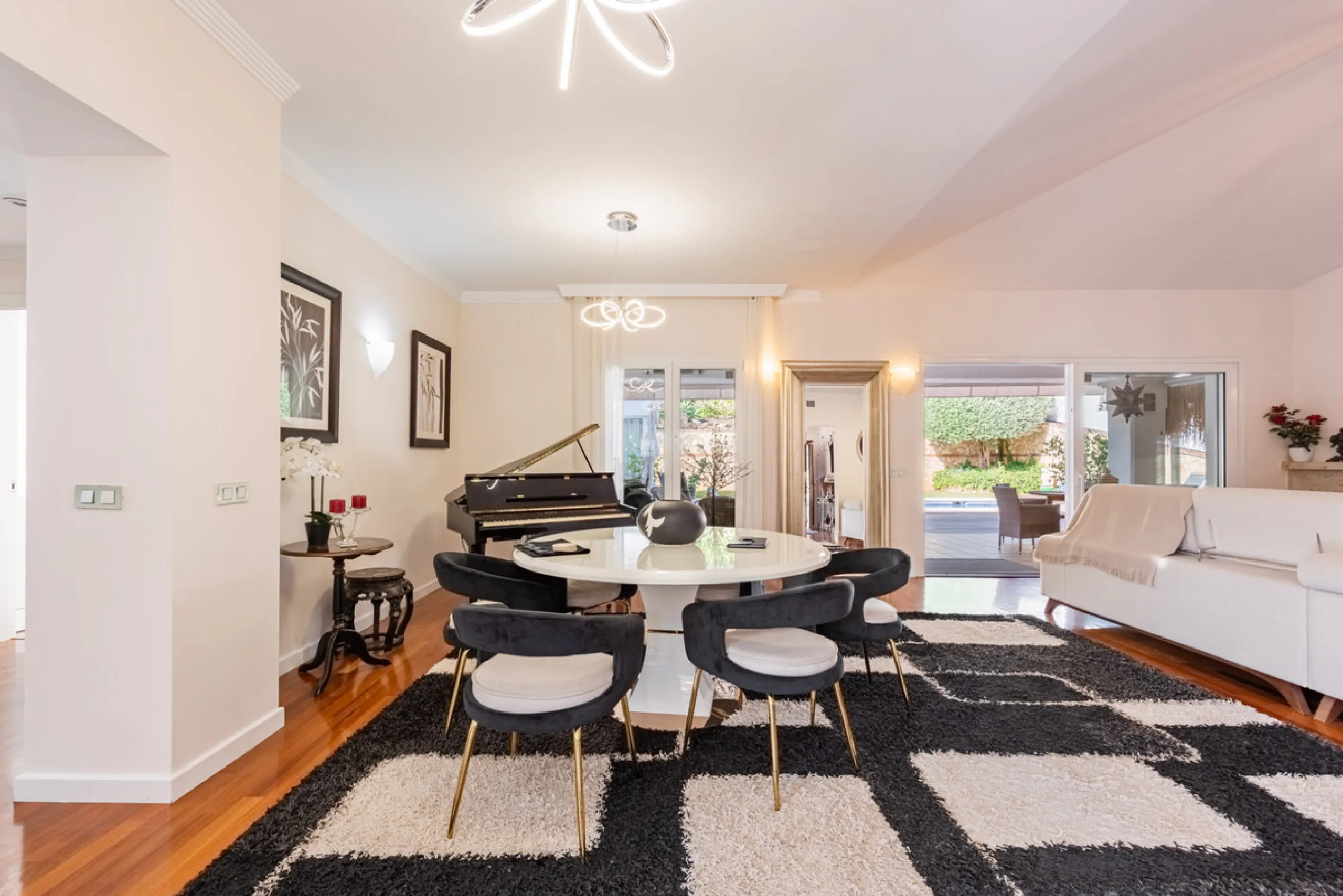 Nestled in the exclusive and sought-after neighbourhood of Sierrezuela, just minutes from the heart of Fuengirola and its golden beaches, this beautifully appointed 6-bedroom, 5-bathroom villa is the epitome of refined Mediterranean living.