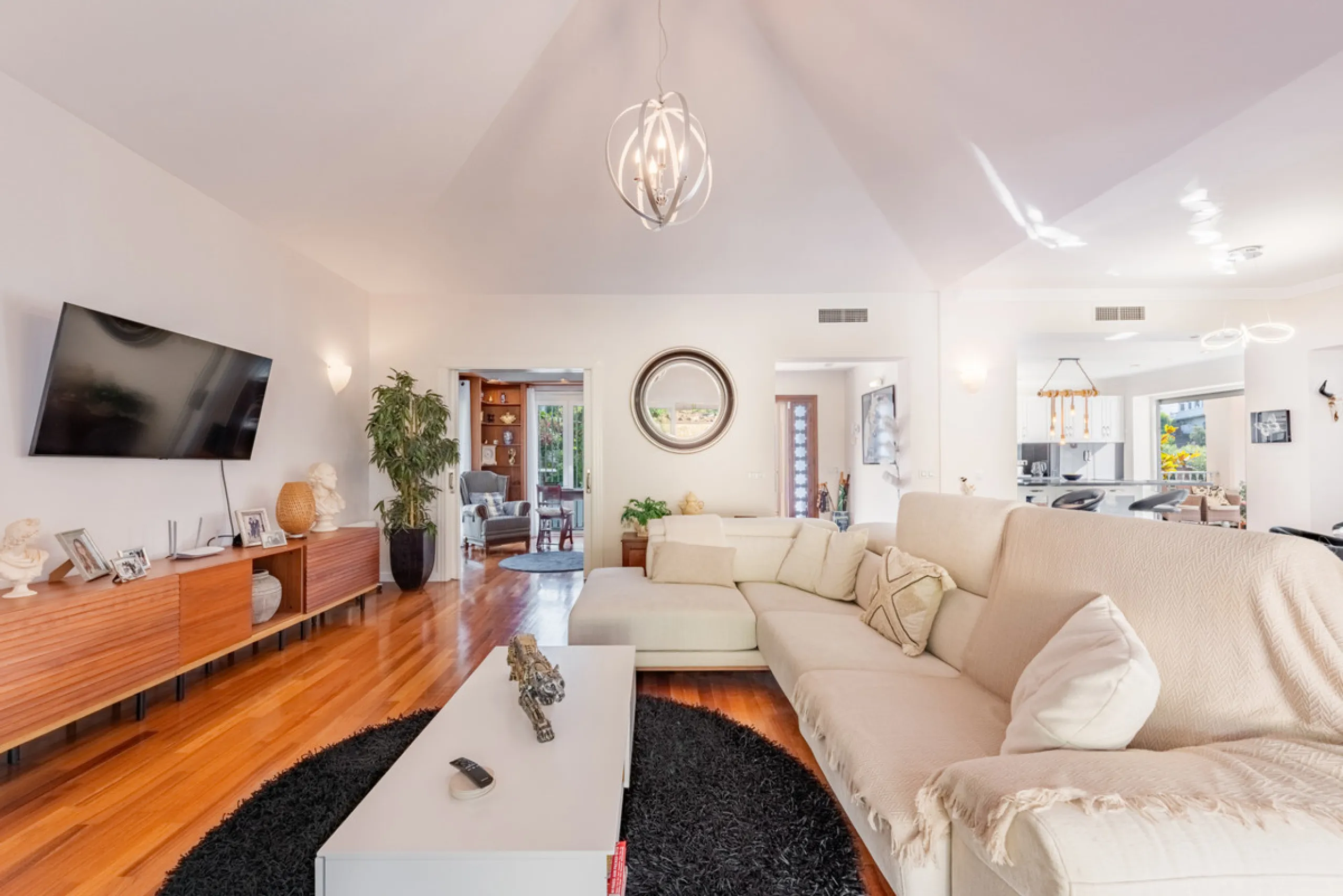 Nestled in the exclusive and sought-after neighbourhood of Sierrezuela, just minutes from the heart of Fuengirola and its golden beaches, this beautifully appointed 6-bedroom, 5-bathroom villa is the epitome of refined Mediterranean living.