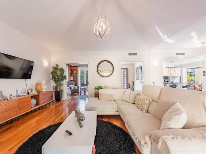 Nestled in the exclusive and sought-after neighbourhood of Sierrezuela, just minutes from the heart of Fuengirola and its golden beaches, this beautifully appointed 6-bedroom, 5-bathroom villa is the epitome of refined Mediterranean living.