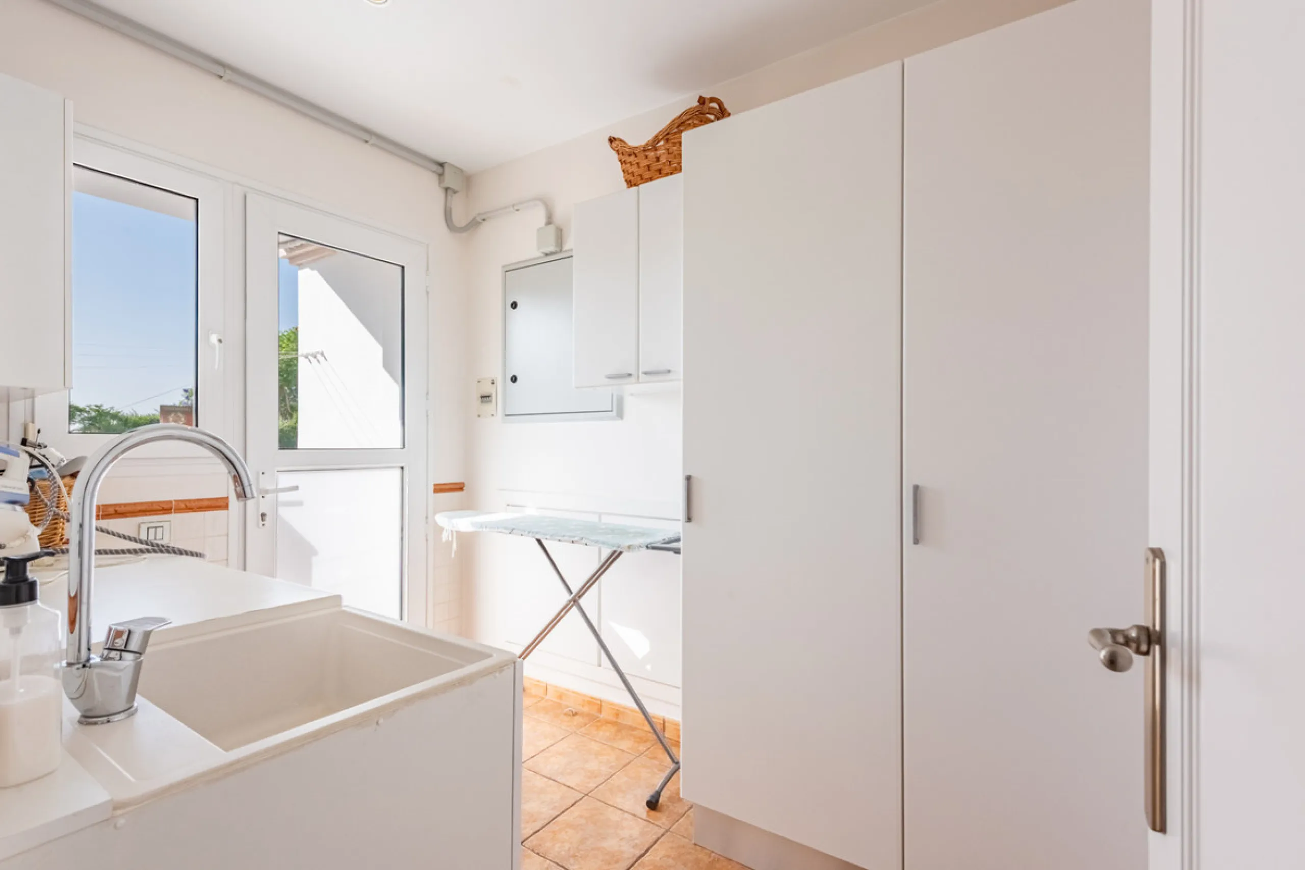 Nestled in the exclusive and sought-after neighbourhood of Sierrezuela, just minutes from the heart of Fuengirola and its golden beaches, this beautifully appointed 6-bedroom, 5-bathroom villa is the epitome of refined Mediterranean living.