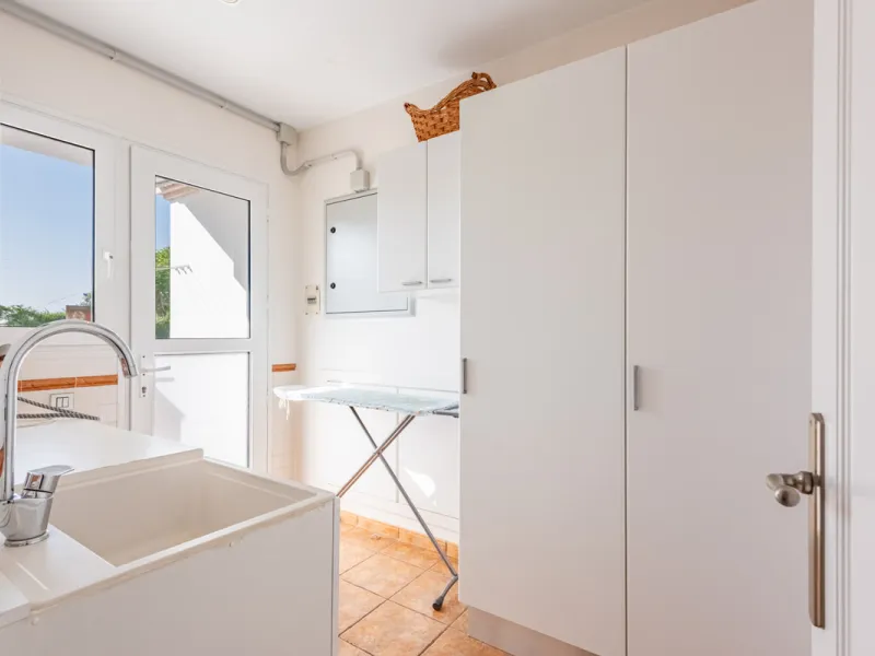Nestled in the exclusive and sought-after neighbourhood of Sierrezuela, just minutes from the heart of Fuengirola and its golden beaches, this beautifully appointed 6-bedroom, 5-bathroom villa is the epitome of refined Mediterranean living.