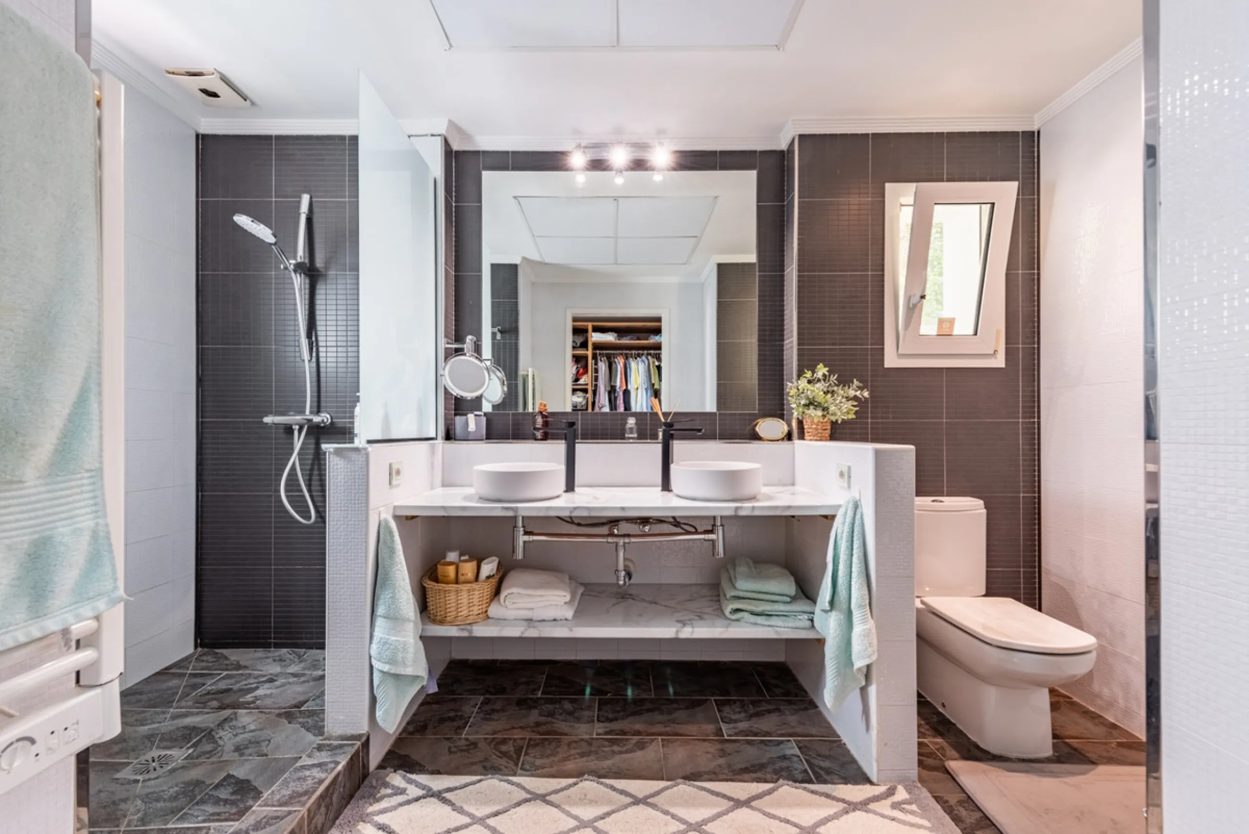 Nestled in the exclusive and sought-after neighbourhood of Sierrezuela, just minutes from the heart of Fuengirola and its golden beaches, this beautifully appointed 6-bedroom, 5-bathroom villa is the epitome of refined Mediterranean living.