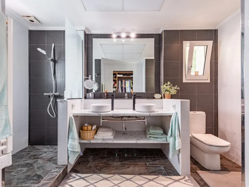 Nestled in the exclusive and sought-after neighbourhood of Sierrezuela, just minutes from the heart of Fuengirola and its golden beaches, this beautifully appointed 6-bedroom, 5-bathroom villa is the epitome of refined Mediterranean living.