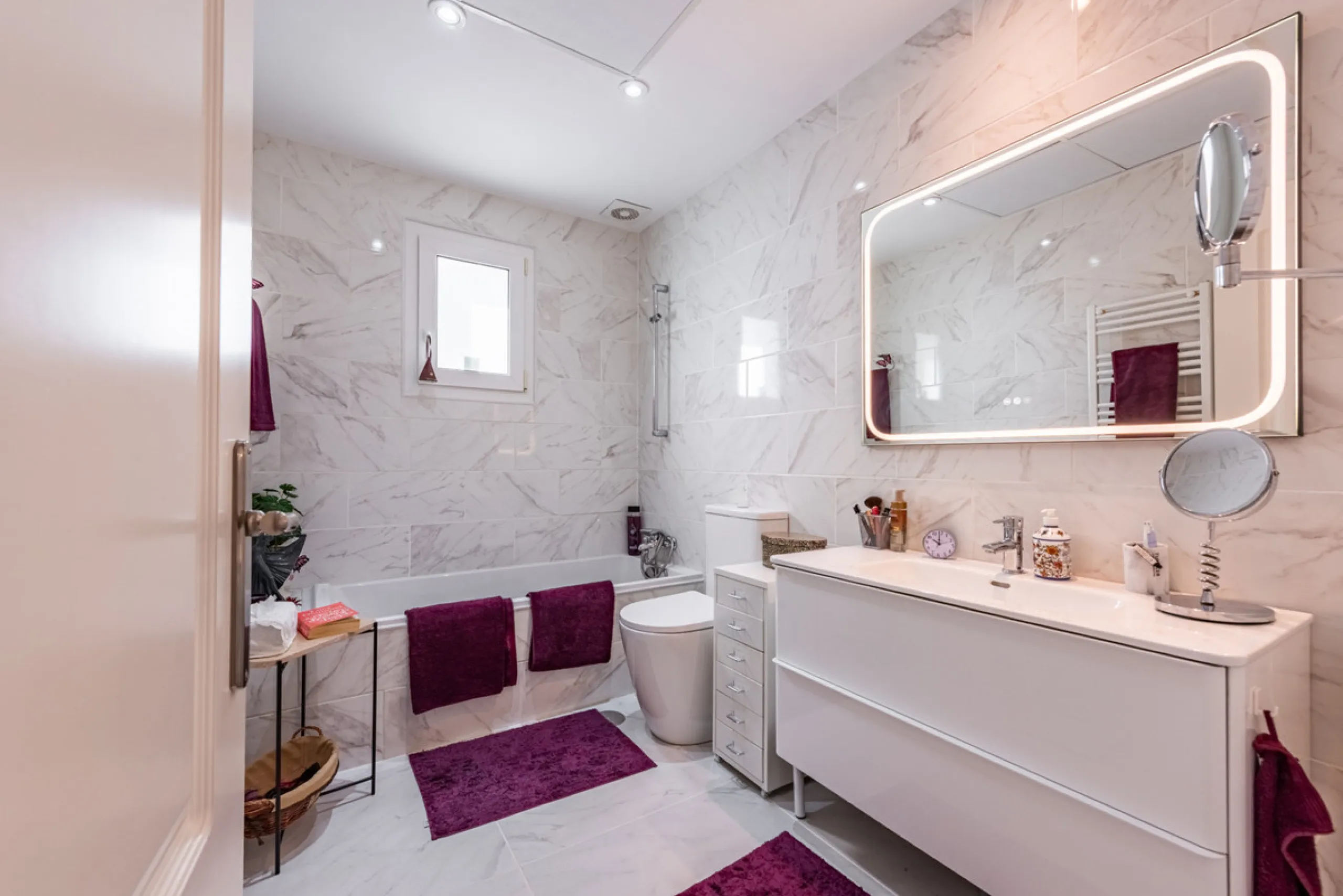 Nestled in the exclusive and sought-after neighbourhood of Sierrezuela, just minutes from the heart of Fuengirola and its golden beaches, this beautifully appointed 6-bedroom, 5-bathroom villa is the epitome of refined Mediterranean living.