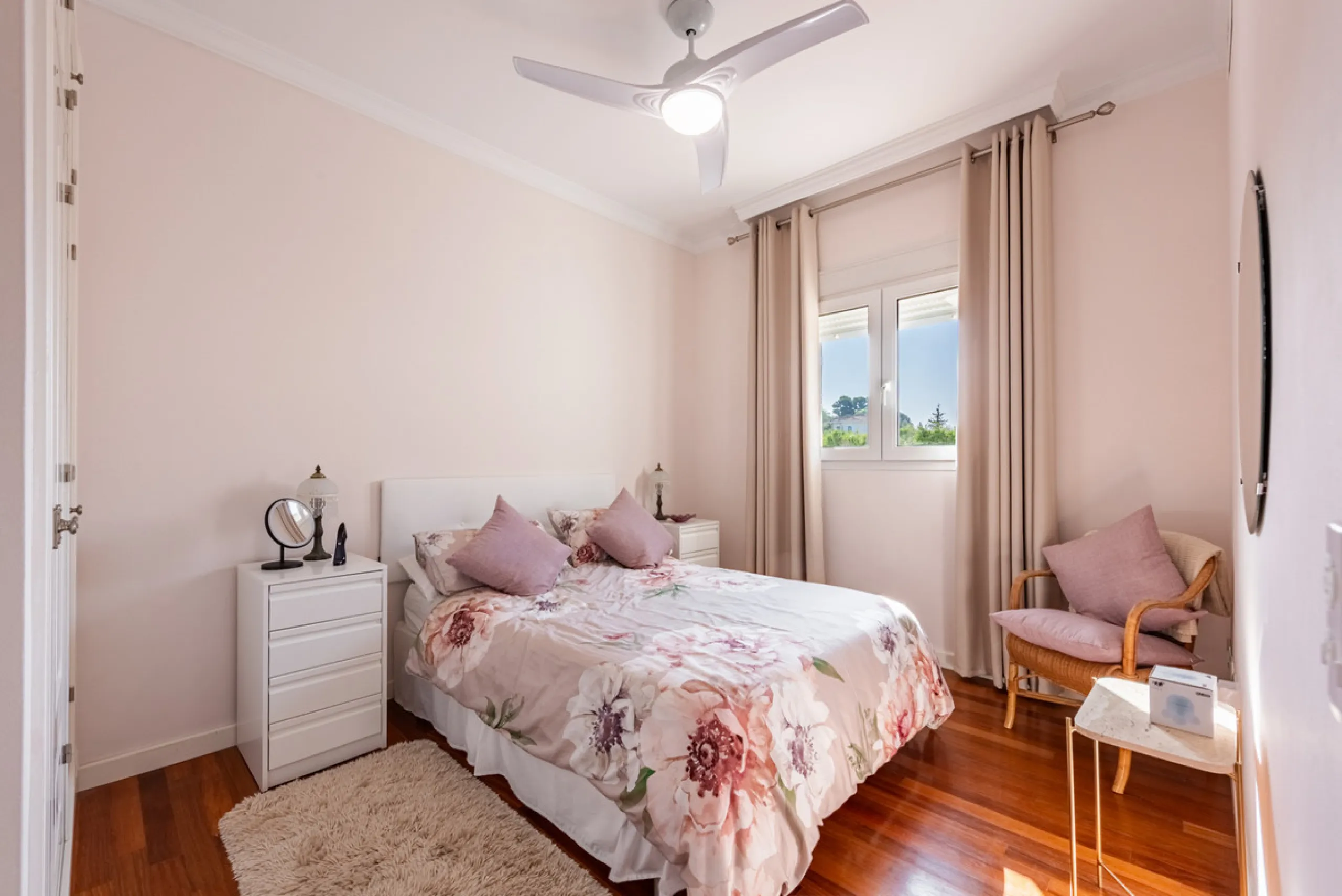 Nestled in the exclusive and sought-after neighbourhood of Sierrezuela, just minutes from the heart of Fuengirola and its golden beaches, this beautifully appointed 6-bedroom, 5-bathroom villa is the epitome of refined Mediterranean living.