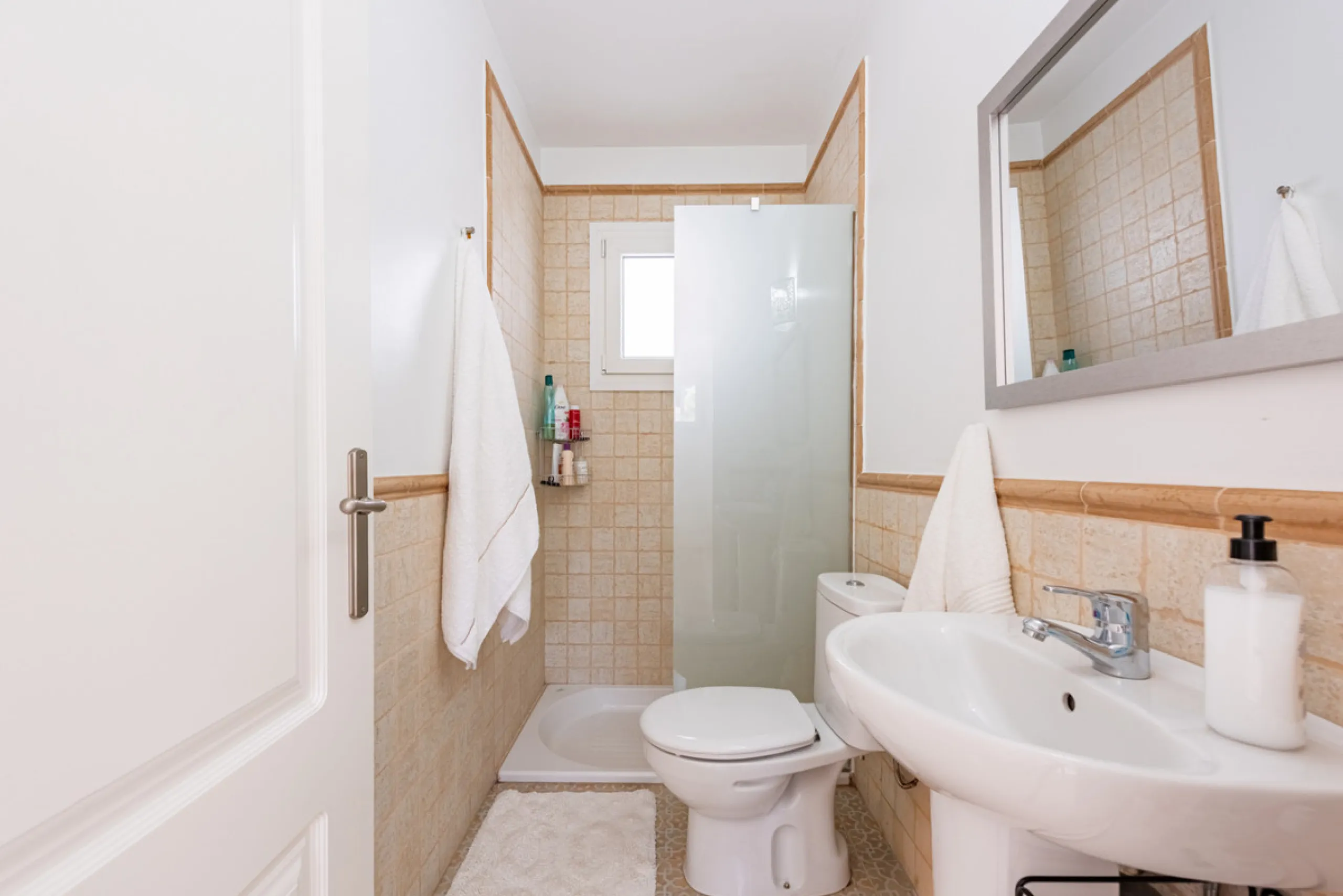 Nestled in the exclusive and sought-after neighbourhood of Sierrezuela, just minutes from the heart of Fuengirola and its golden beaches, this beautifully appointed 6-bedroom, 5-bathroom villa is the epitome of refined Mediterranean living.