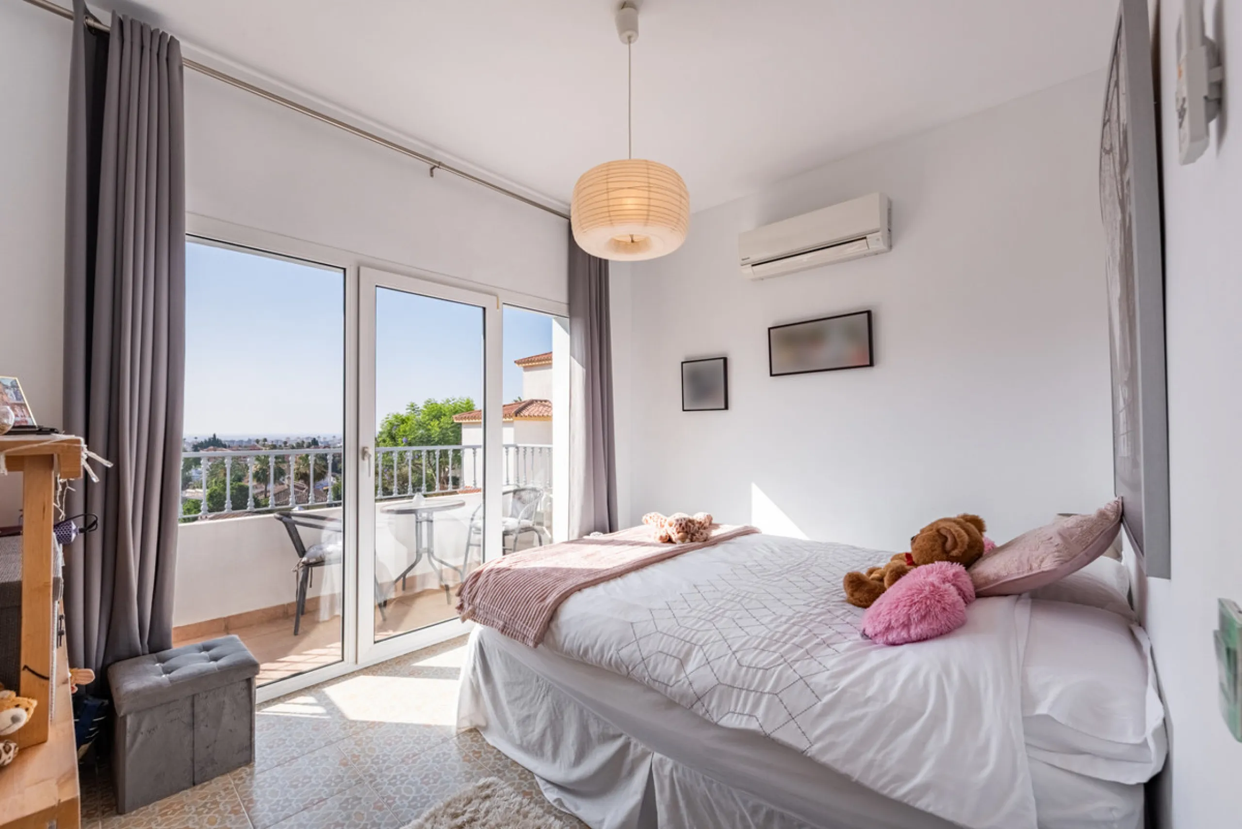 Nestled in the exclusive and sought-after neighbourhood of Sierrezuela, just minutes from the heart of Fuengirola and its golden beaches, this beautifully appointed 6-bedroom, 5-bathroom villa is the epitome of refined Mediterranean living.