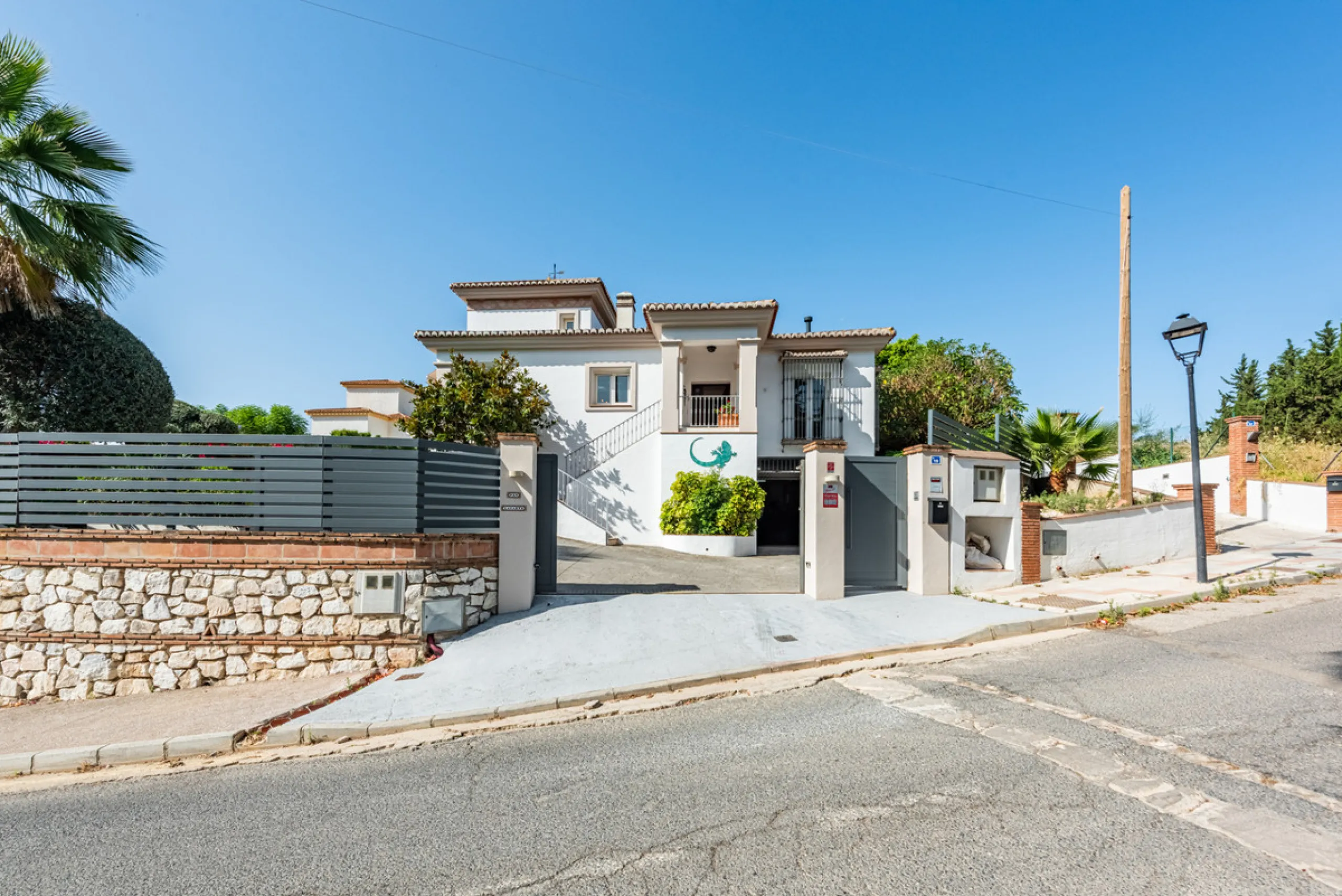 Nestled in the exclusive and sought-after neighbourhood of Sierrezuela, just minutes from the heart of Fuengirola and its golden beaches, this beautifully appointed 6-bedroom, 5-bathroom villa is the epitome of refined Mediterranean living.