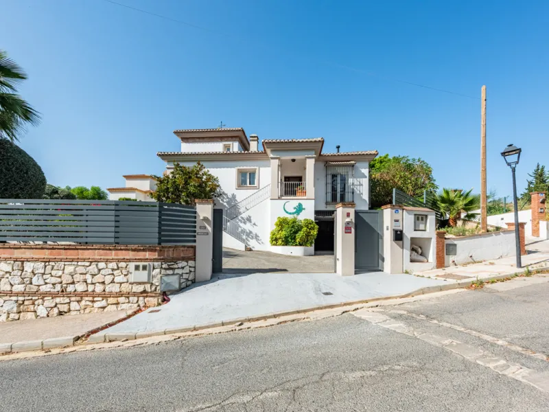 Nestled in the exclusive and sought-after neighbourhood of Sierrezuela, just minutes from the heart of Fuengirola and its golden beaches, this beautifully appointed 6-bedroom, 5-bathroom villa is the epitome of refined Mediterranean living.