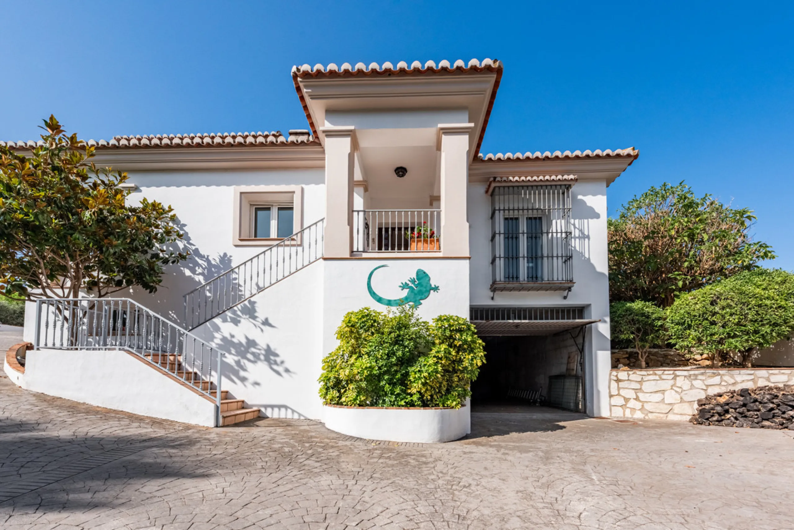 Nestled in the exclusive and sought-after neighbourhood of Sierrezuela, just minutes from the heart of Fuengirola and its golden beaches, this beautifully appointed 6-bedroom, 5-bathroom villa is the epitome of refined Mediterranean living.
