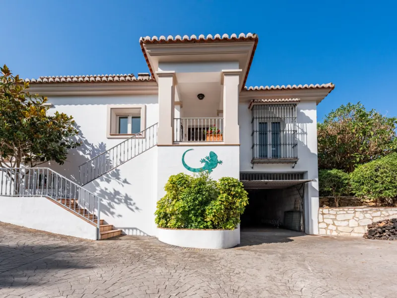 Nestled in the exclusive and sought-after neighbourhood of Sierrezuela, just minutes from the heart of Fuengirola and its golden beaches, this beautifully appointed 6-bedroom, 5-bathroom villa is the epitome of refined Mediterranean living.