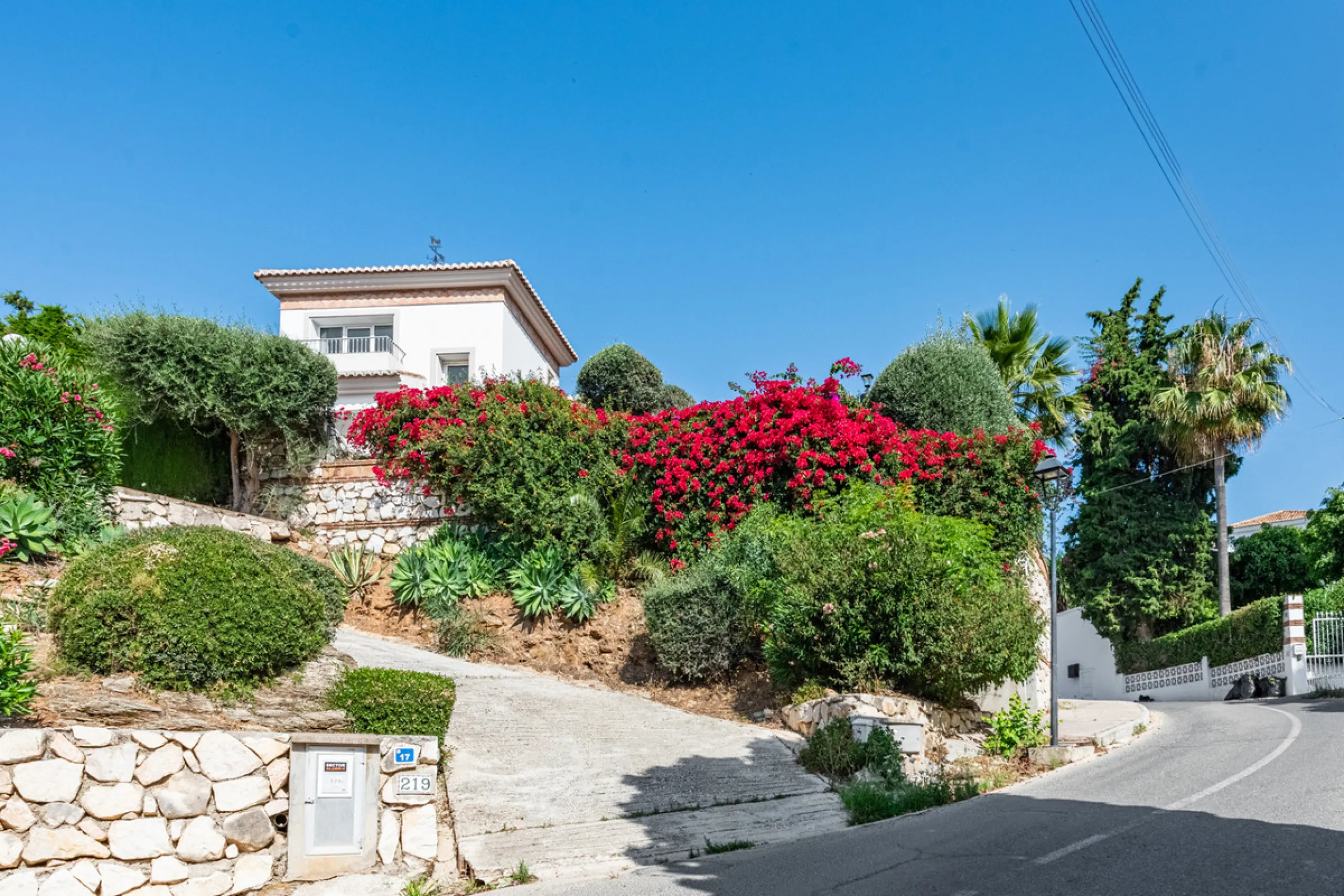 Nestled in the exclusive and sought-after neighbourhood of Sierrezuela, just minutes from the heart of Fuengirola and its golden beaches, this beautifully appointed 6-bedroom, 5-bathroom villa is the epitome of refined Mediterranean living.