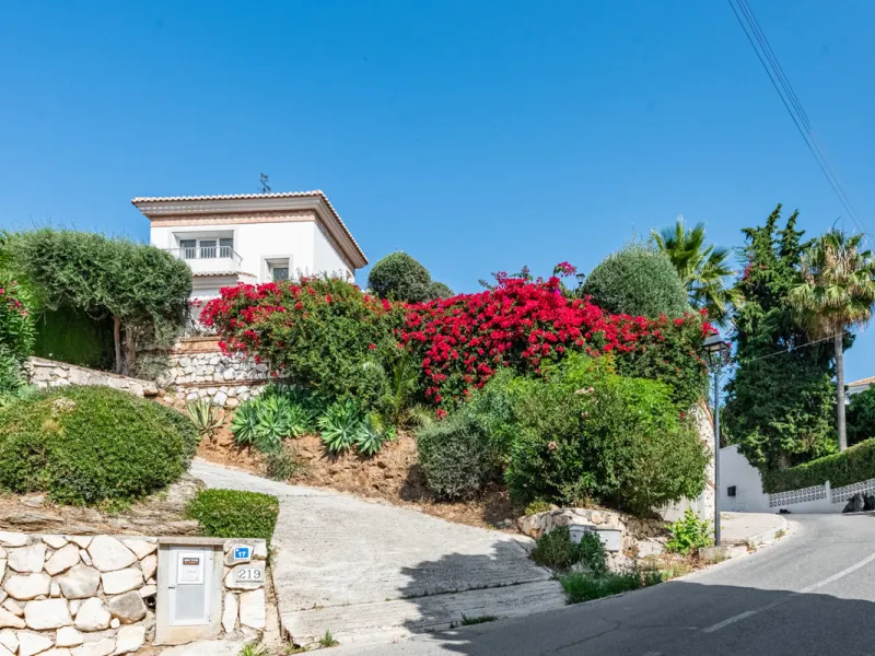 Nestled in the exclusive and sought-after neighbourhood of Sierrezuela, just minutes from the heart of Fuengirola and its golden beaches, this beautifully appointed 6-bedroom, 5-bathroom villa is the epitome of refined Mediterranean living.