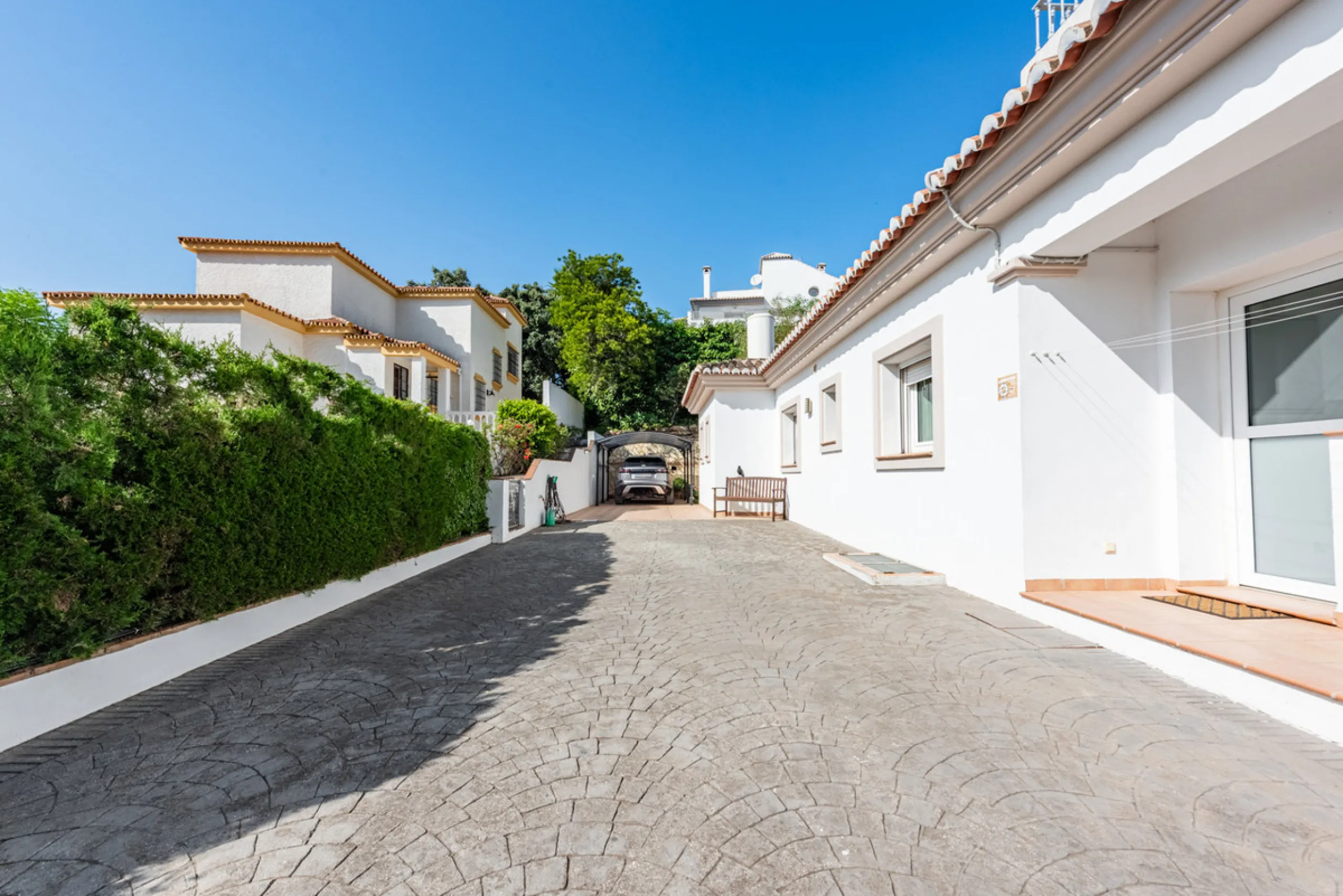 Nestled in the exclusive and sought-after neighbourhood of Sierrezuela, just minutes from the heart of Fuengirola and its golden beaches, this beautifully appointed 6-bedroom, 5-bathroom villa is the epitome of refined Mediterranean living.