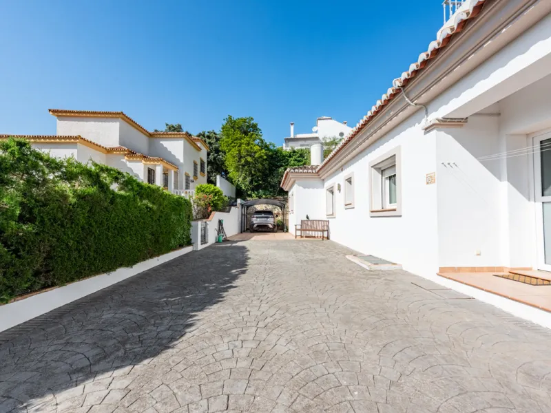 Nestled in the exclusive and sought-after neighbourhood of Sierrezuela, just minutes from the heart of Fuengirola and its golden beaches, this beautifully appointed 6-bedroom, 5-bathroom villa is the epitome of refined Mediterranean living.