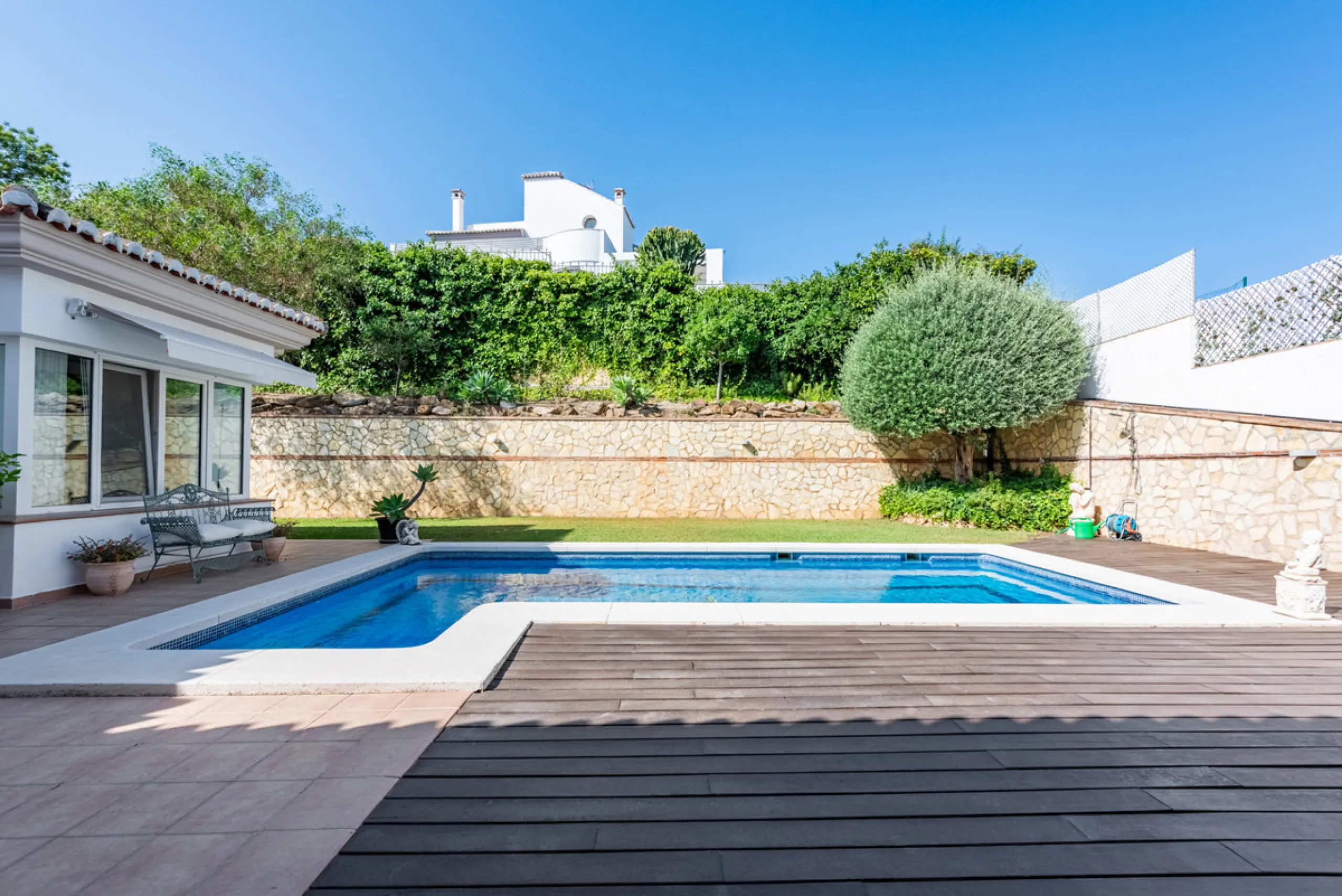 Nestled in the exclusive and sought-after neighbourhood of Sierrezuela, just minutes from the heart of Fuengirola and its golden beaches, this beautifully appointed 6-bedroom, 5-bathroom villa is the epitome of refined Mediterranean living.