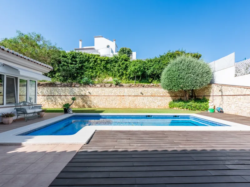 Nestled in the exclusive and sought-after neighbourhood of Sierrezuela, just minutes from the heart of Fuengirola and its golden beaches, this beautifully appointed 6-bedroom, 5-bathroom villa is the epitome of refined Mediterranean living.