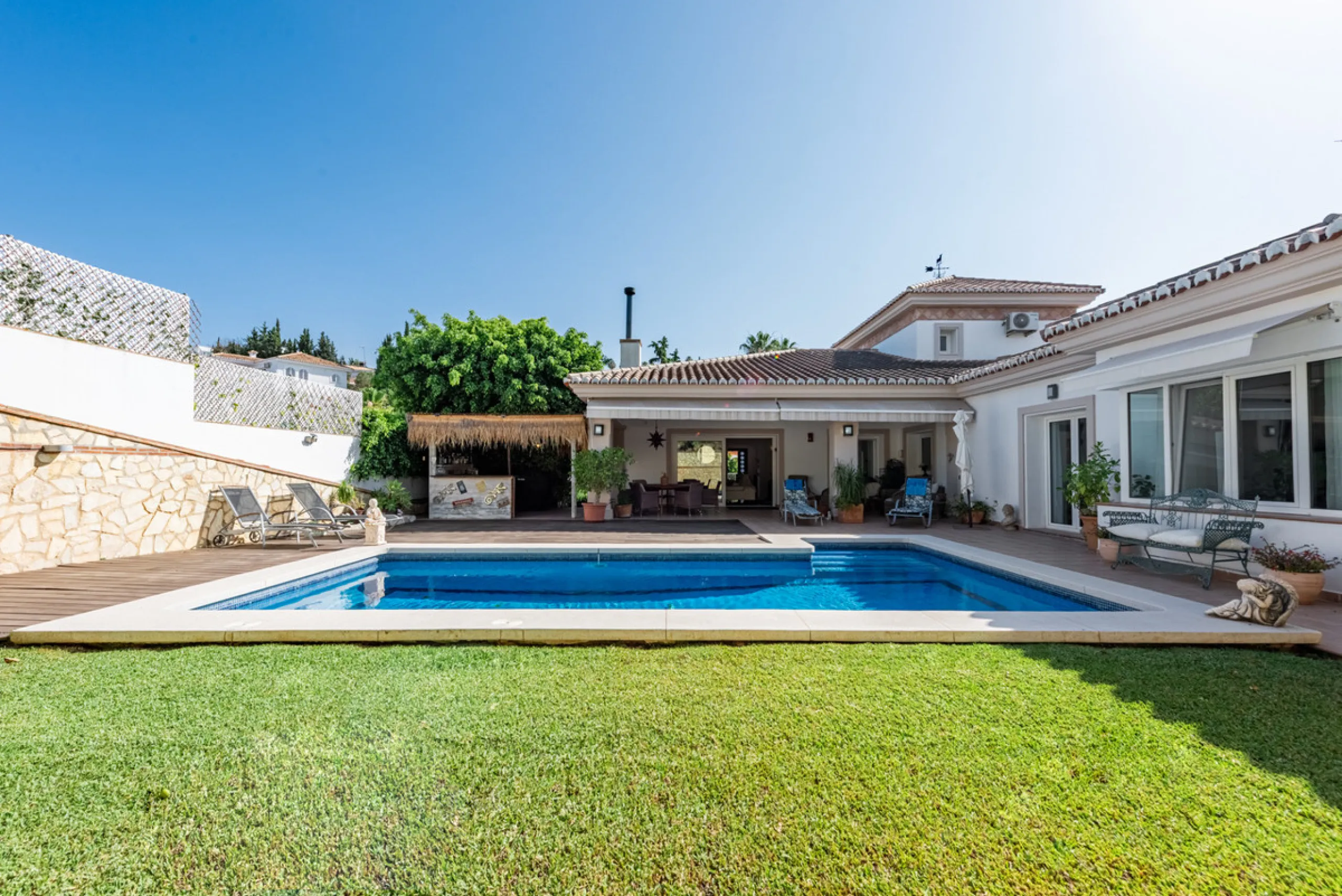 Nestled in the exclusive and sought-after neighbourhood of Sierrezuela, just minutes from the heart of Fuengirola and its golden beaches, this beautifully appointed 6-bedroom, 5-bathroom villa is the epitome of refined Mediterranean living.
