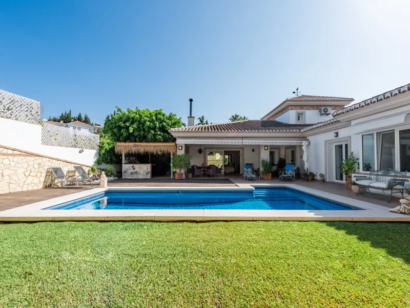 Nestled in the exclusive and sought-after neighbourhood of Sierrezuela, just minutes from the heart of Fuengirola and its golden beaches, this beautifully appointed 6-bedroom, 5-bathroom villa is the epitome of refined Mediterranean living.