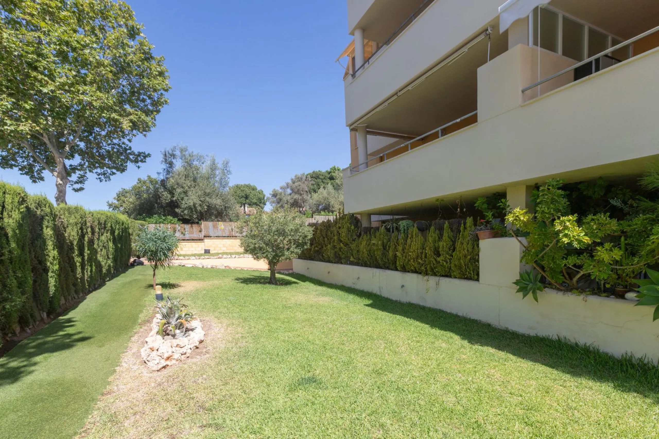 Beautiful and comfortable apartment located in the Urbanization Hacienda San Manuel, on the first floor and with two elevators, facing south and close to Mercadona and Lydl, as well as a nursery, school, and health center. The complex has only 24 apartmen