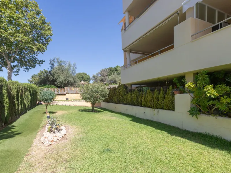 Beautiful and comfortable apartment located in the Urbanization Hacienda San Manuel, on the first floor and with two elevators, facing south and close to Mercadona and Lydl, as well as a nursery, school, and health center. The complex has only 24 apartmen