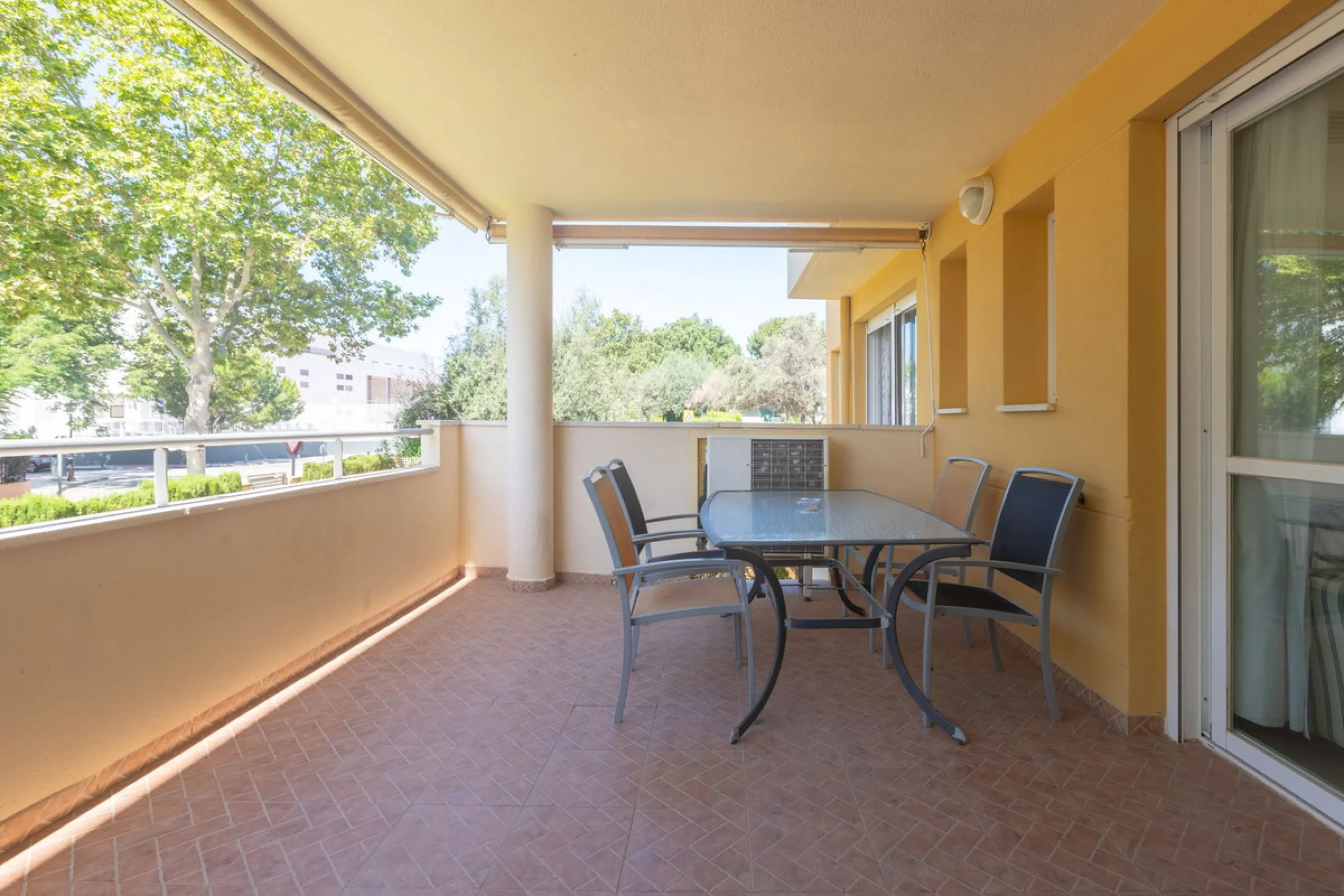 Beautiful and comfortable apartment located in the Urbanization Hacienda San Manuel, on the first floor and with two elevators, facing south and close to Mercadona and Lydl, as well as a nursery, school, and health center. The complex has only 24 apartmen