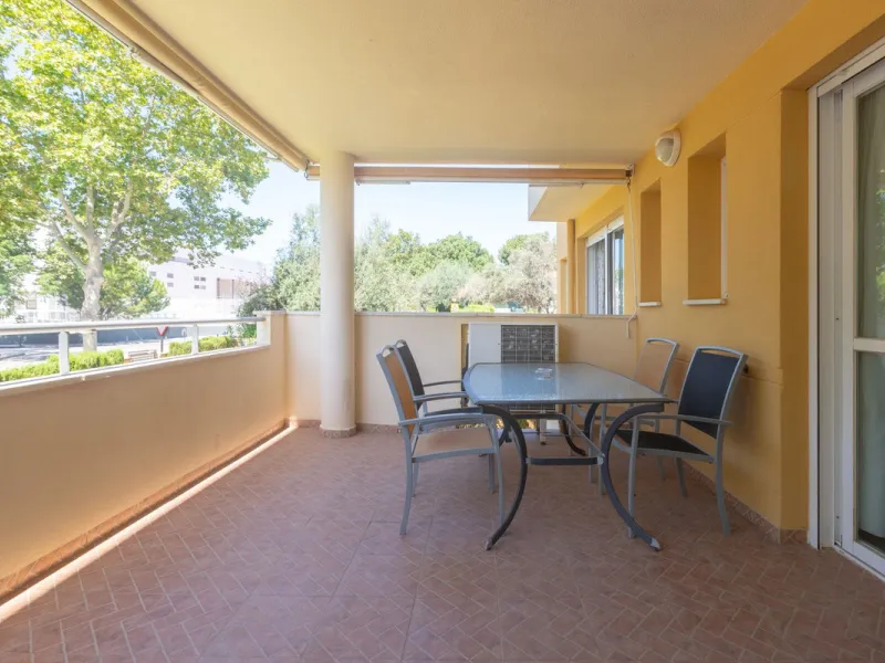 Beautiful and comfortable apartment located in the Urbanization Hacienda San Manuel, on the first floor and with two elevators, facing south and close to Mercadona and Lydl, as well as a nursery, school, and health center. The complex has only 24 apartmen